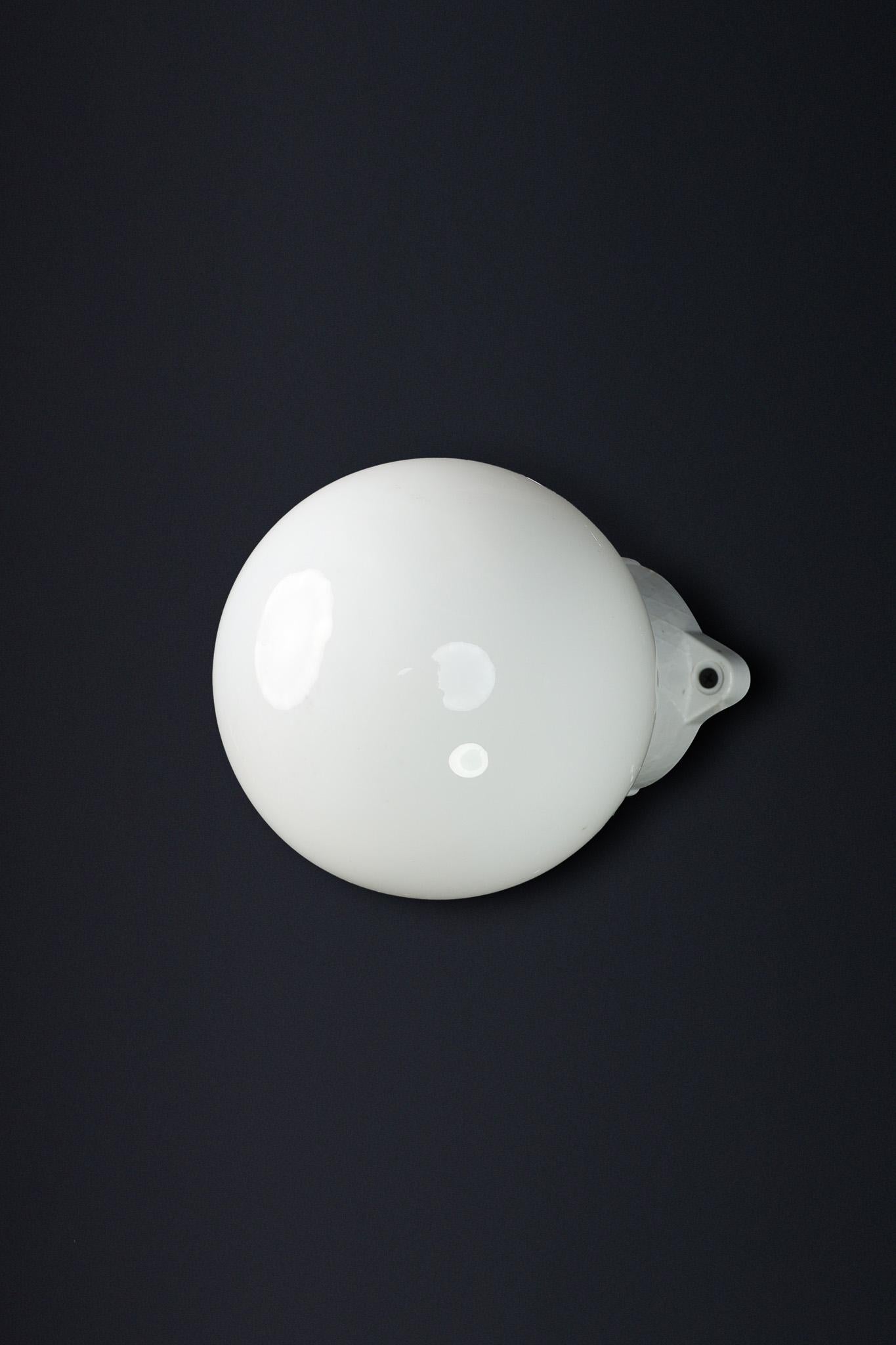 Lampada da parete/soffitto con base in porcellana e globo di vetro Bauhaus, Germania, anni '30

Questa lampada originale dell'epoca Bauhaus, proveniente dalla Germania degli anni '30, incarna i principi fondamentali del design modernista: