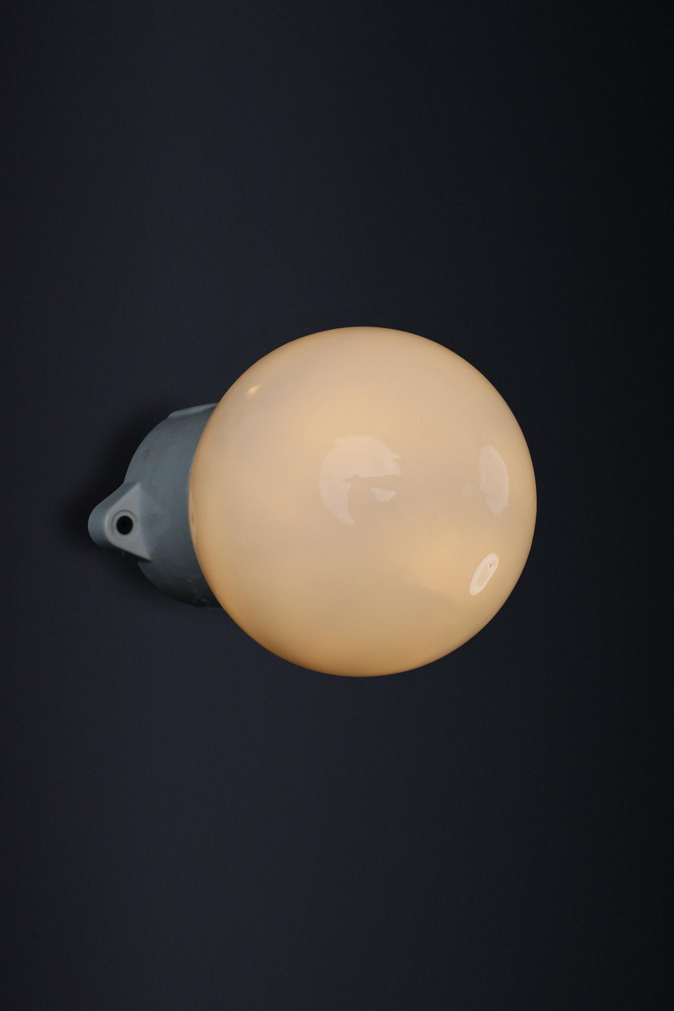 Tedesco Lampada da parete/soffitto con base in porcellana e vetro opalino Bauhaus, Germania, anni '30 in vendita