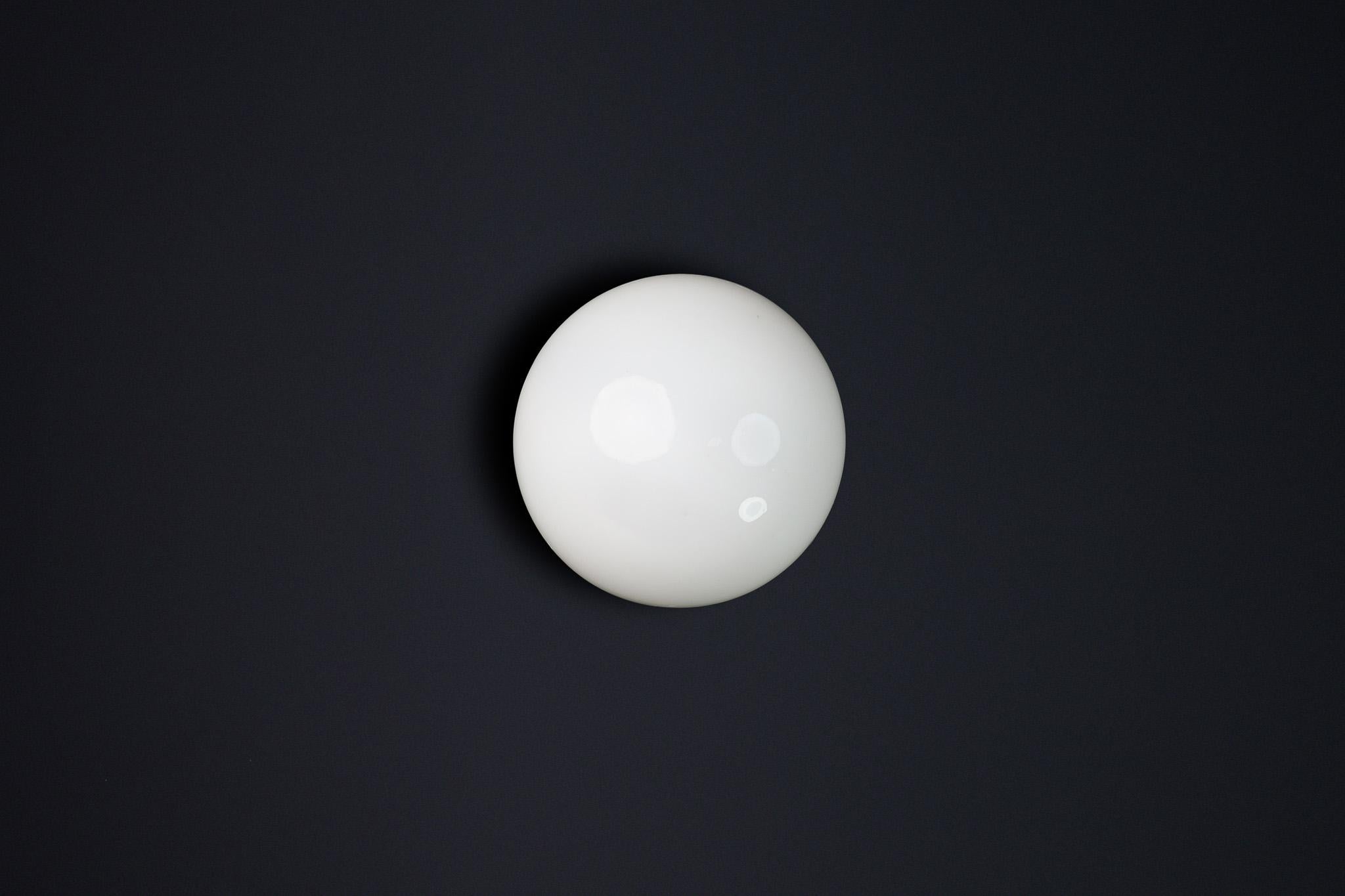 Lampada da parete/soffitto con base in porcellana e vetro opalino Bauhaus, Germania, anni '30 In condizioni buone in vendita a Almelo, NL