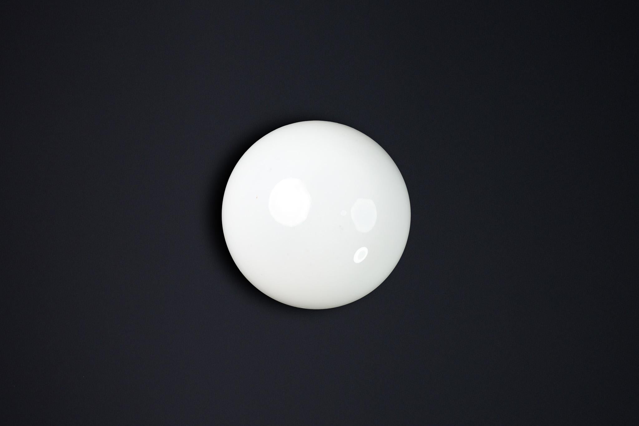 Lampada da parete/soffitto con base in porcellana e vetro opalino Bauhaus, Germania, anni '30 In condizioni buone in vendita a Almelo, NL