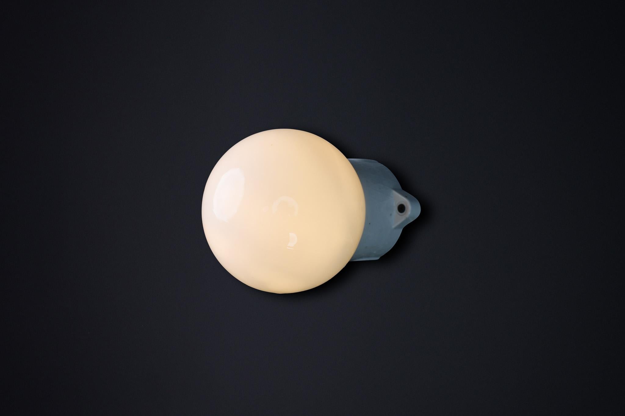 Metà XX secolo Lampada da parete/soffitto con base in porcellana e vetro opalino Bauhaus, Germania, anni '30 in vendita
