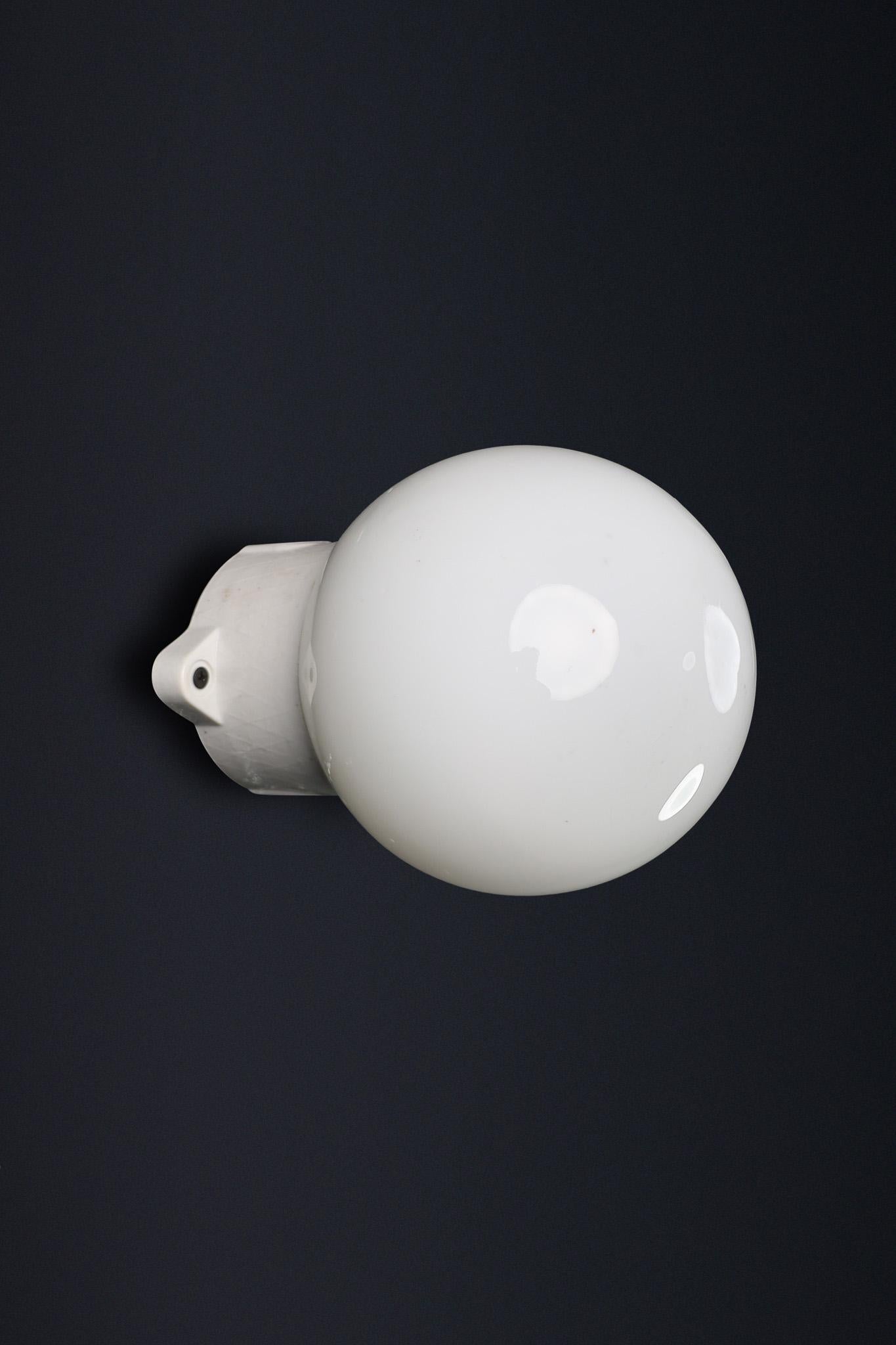 Metà XX secolo Lampada da parete/soffitto con base in porcellana e vetro opalino Bauhaus, Germania, anni '30 in vendita