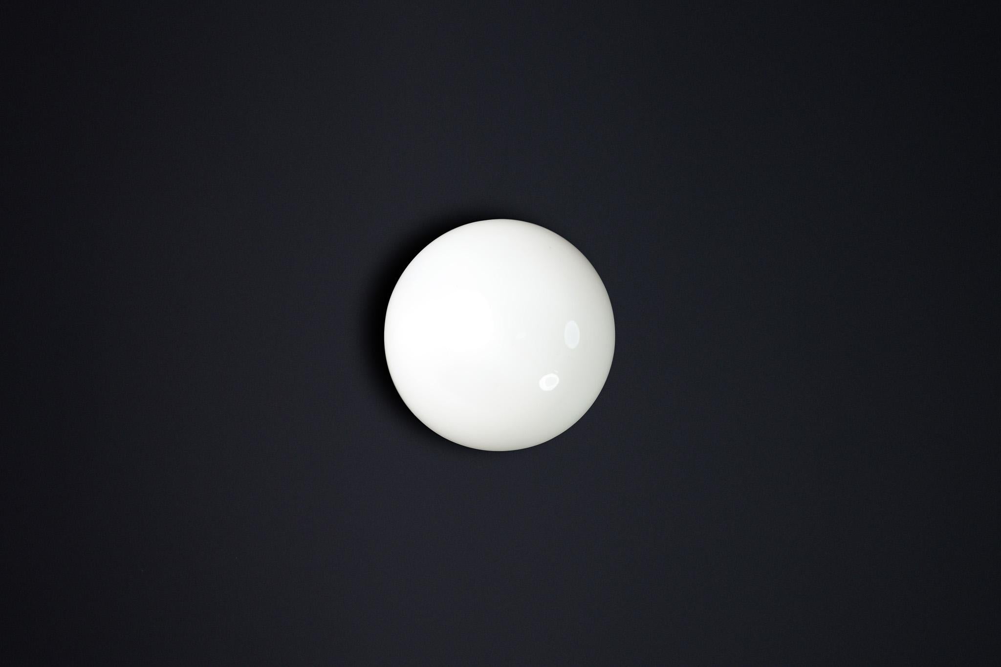 Porcellana Lampada da parete/soffitto con base in porcellana e vetro opalino Bauhaus, Germania, anni '30 in vendita