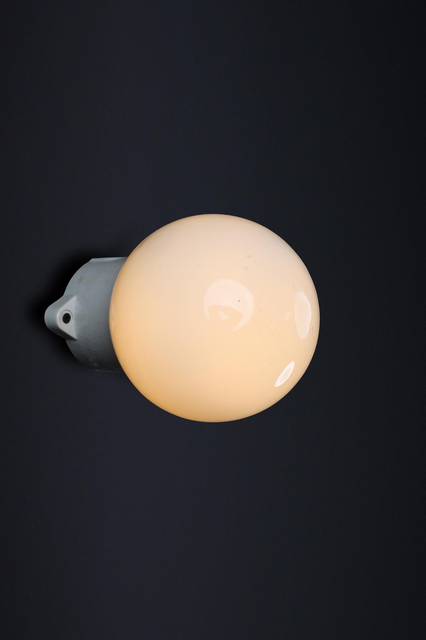 Porcellana Lampada da parete/soffitto con base in porcellana e vetro opalino Bauhaus, Germania, anni '30 in vendita