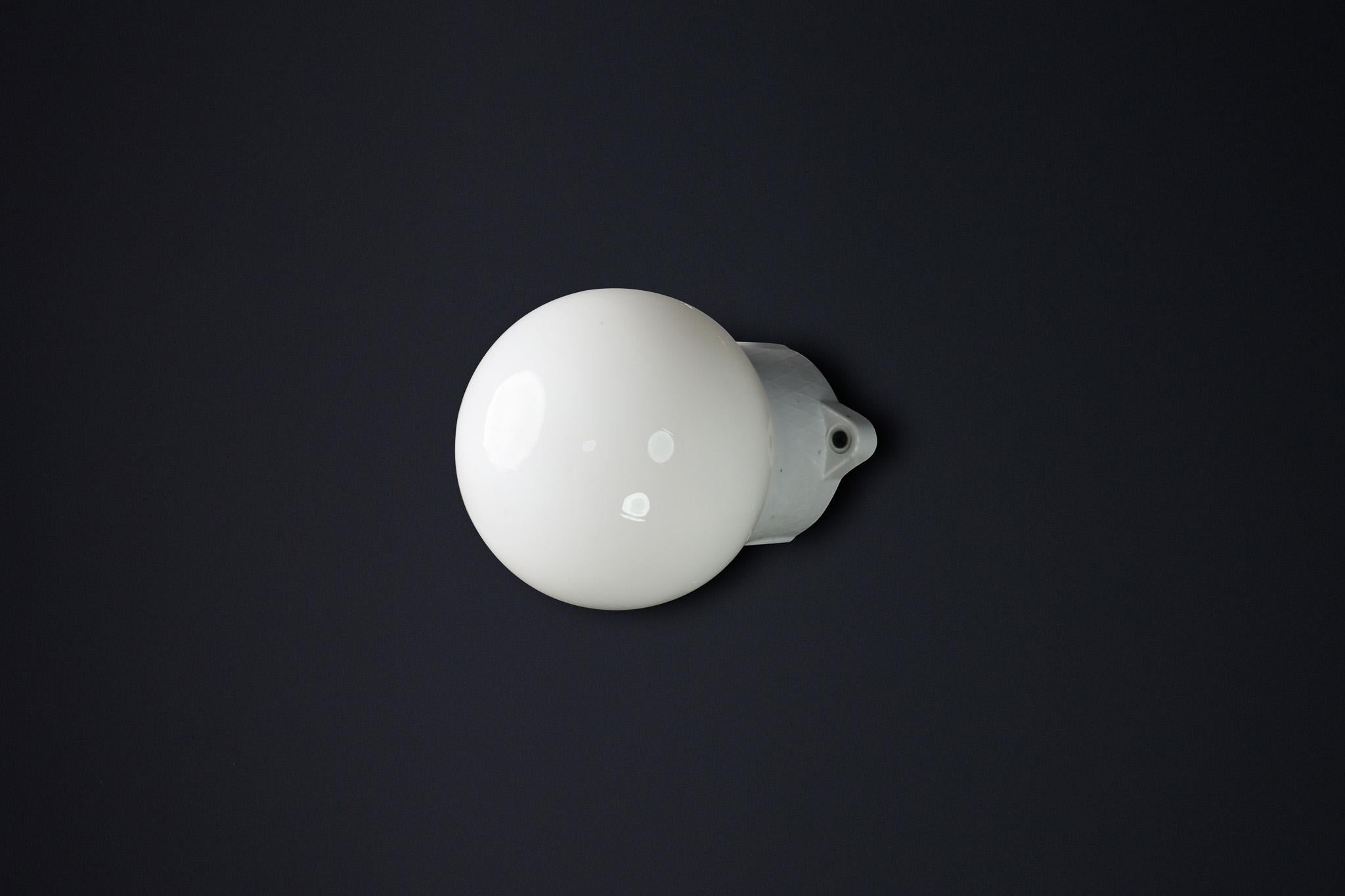 Lampada da parete/soffitto con base in porcellana e vetro opalino Bauhaus, Germania, anni '30 in vendita 1