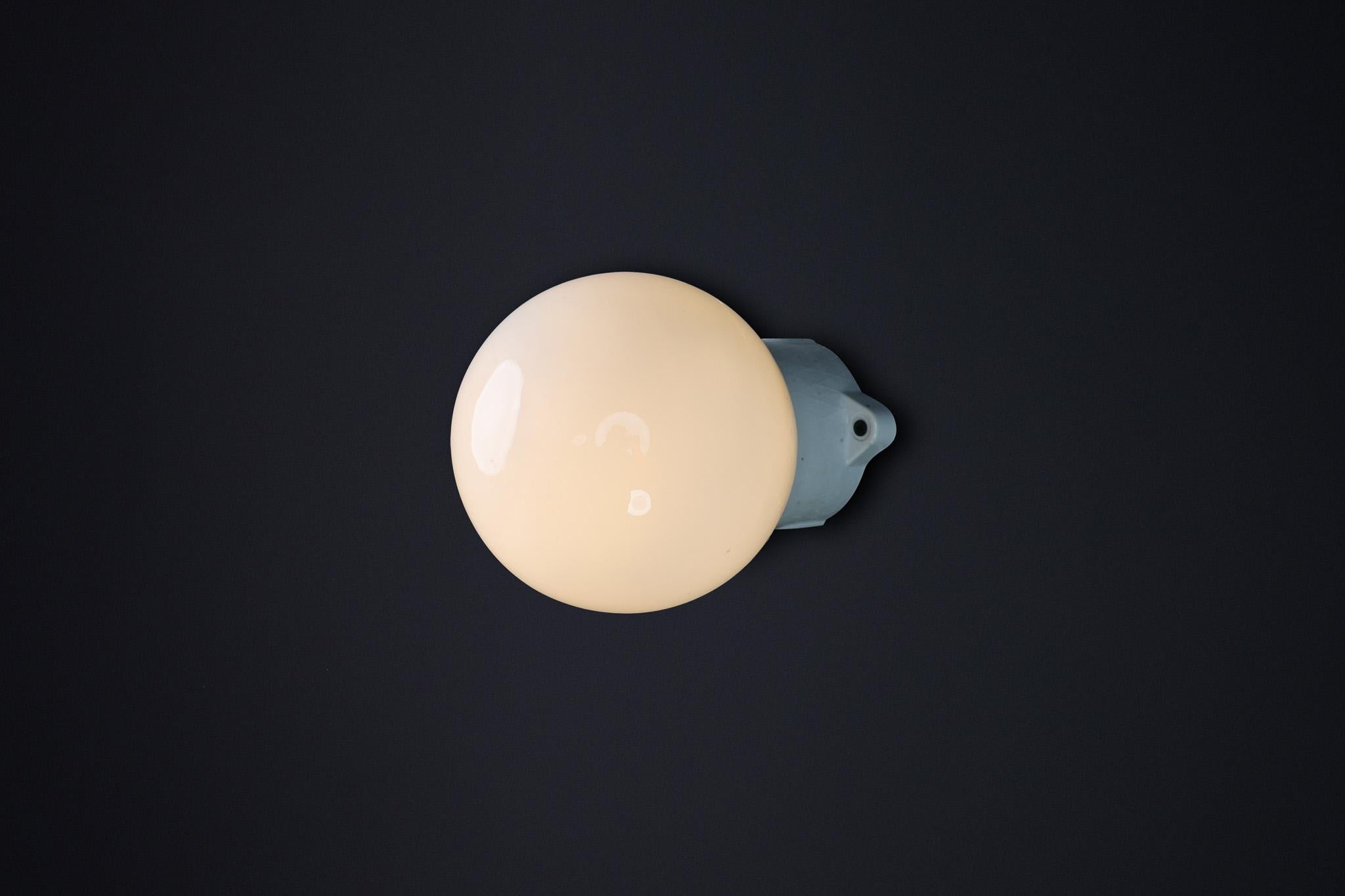 Lampada da parete/soffitto con base in porcellana e vetro opalino Bauhaus, Germania, anni '30 in vendita 1
