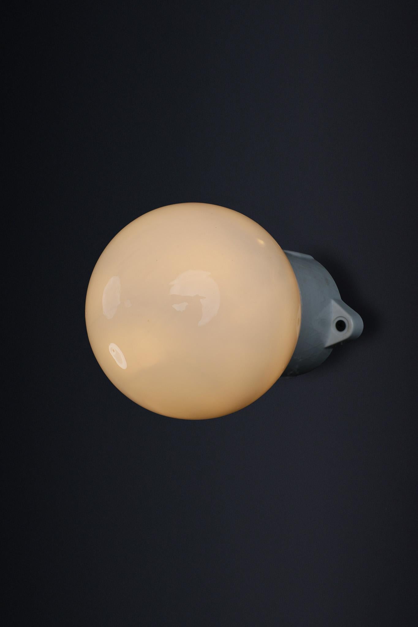Lampada da parete/soffitto con base in porcellana e vetro opalino Bauhaus, Germania, anni '30 in vendita 2