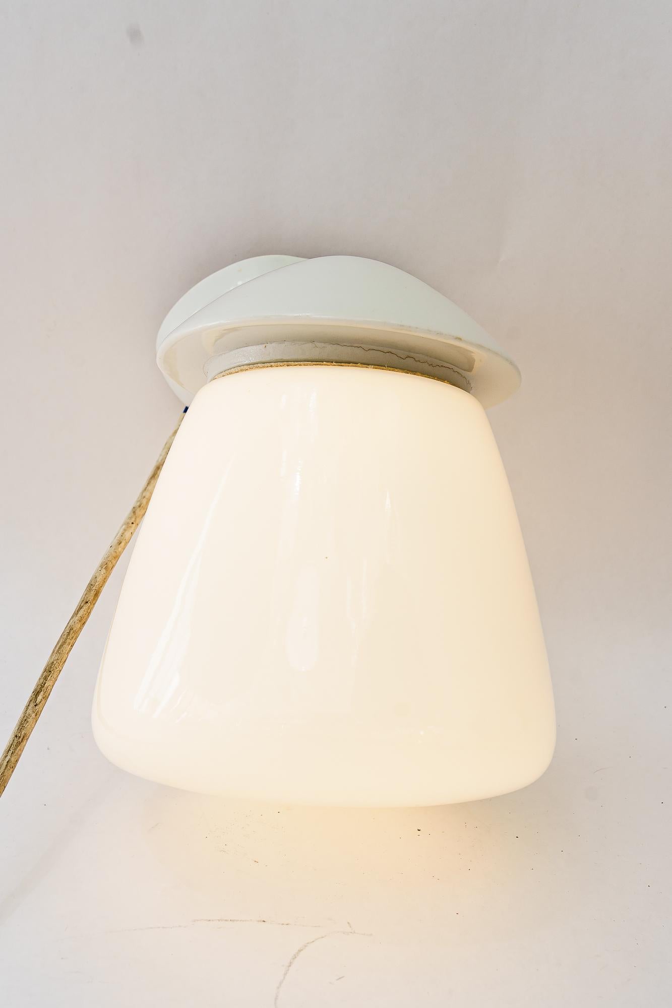 Plafonnier allemand en porcelaine Bauhaus vers 1920
Etat original
Abat-jour original en verre