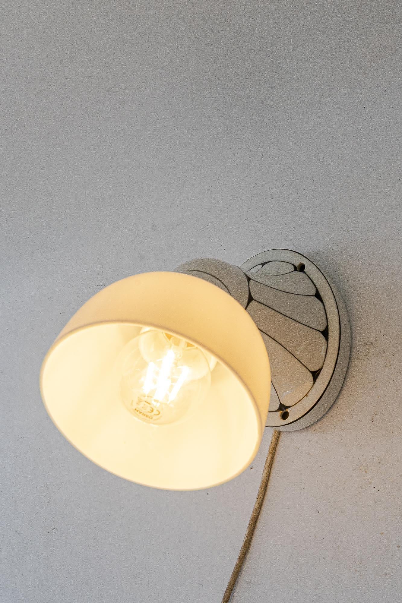 Aplique de porcelana Bauhaus  con pantalla original de cristal opalino alemania alrededor de 1920 en venta 4