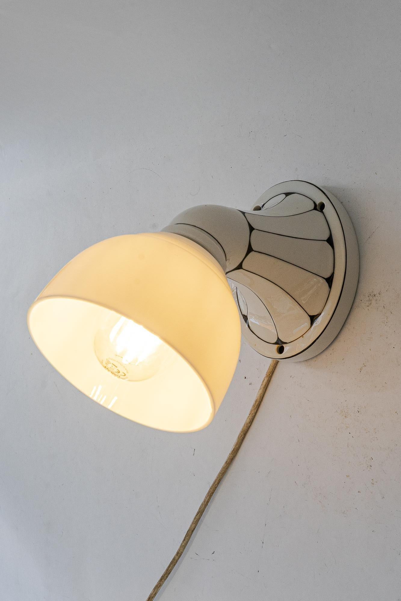 Aplique de porcelana Bauhaus  con pantalla original de cristal opalino alemania alrededor de 1920 en venta 5