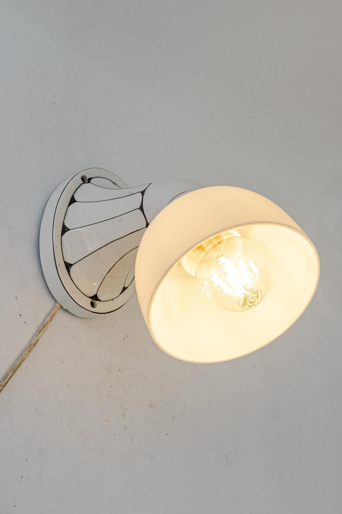 Aplique de porcelana Bauhaus  con pantalla original de cristal opalino alemania alrededor de 1920 en venta 6