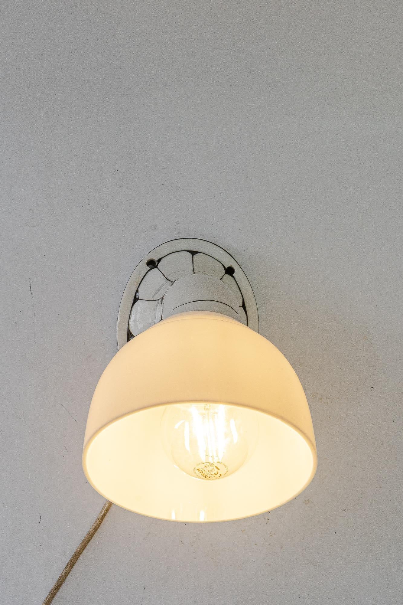 Aplique de porcelana Bauhaus  con pantalla original de cristal opalino alemania alrededor de 1920 en venta 7