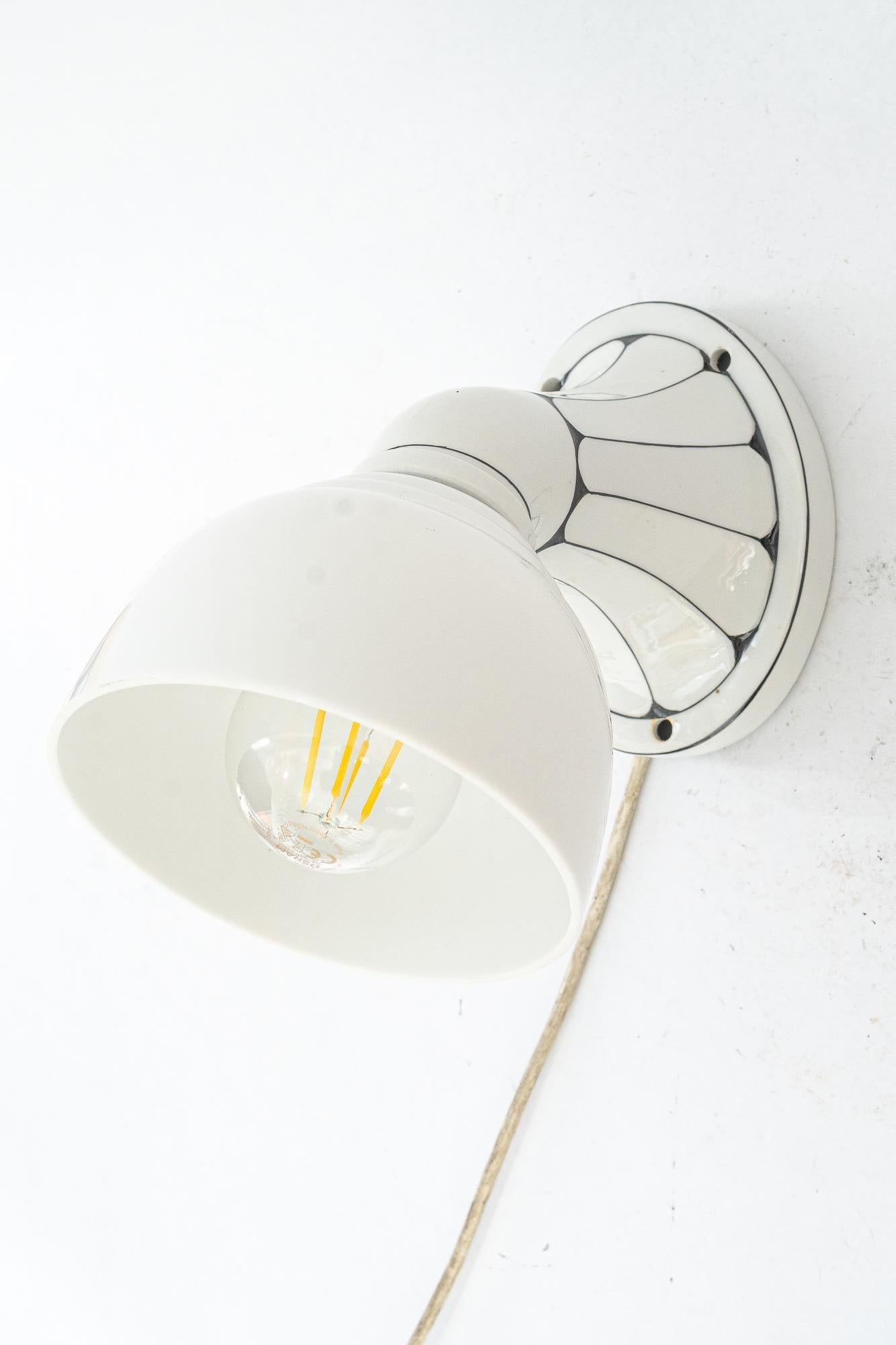 Aplique de porcelana Bauhaus  con pantalla original de cristal opalino alemania alrededor de 1920
Estado original