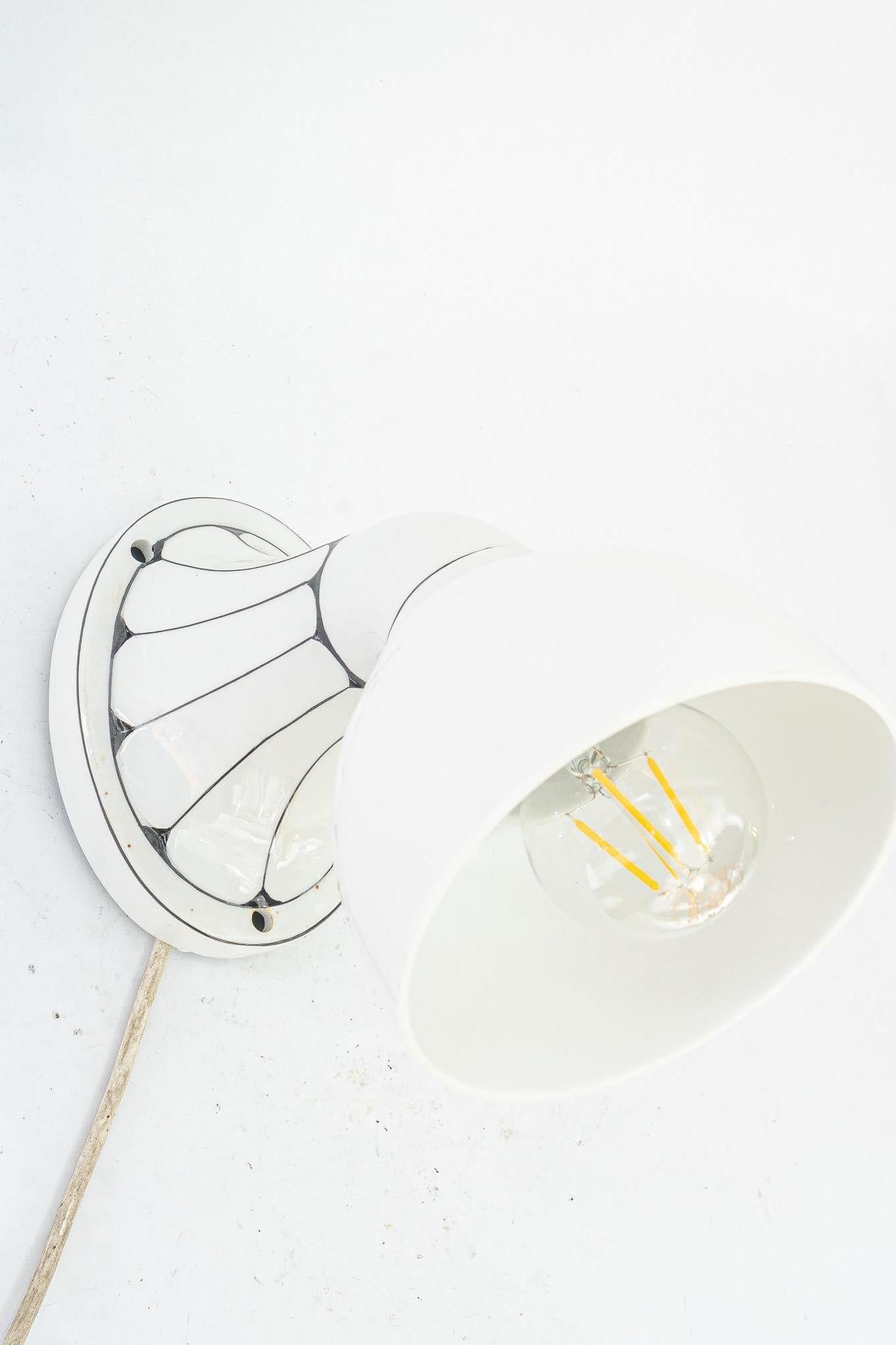 Aplique de porcelana Bauhaus  con pantalla original de cristal opalino alemania alrededor de 1920 Alemán en venta
