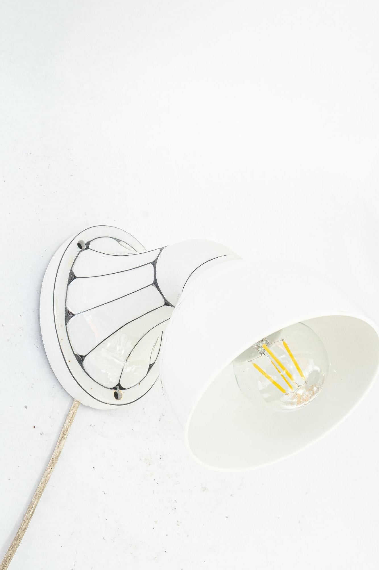 Aplique de porcelana Bauhaus  con pantalla original de cristal opalino alemania alrededor de 1920 en Bueno estado para la venta en Wien, AT