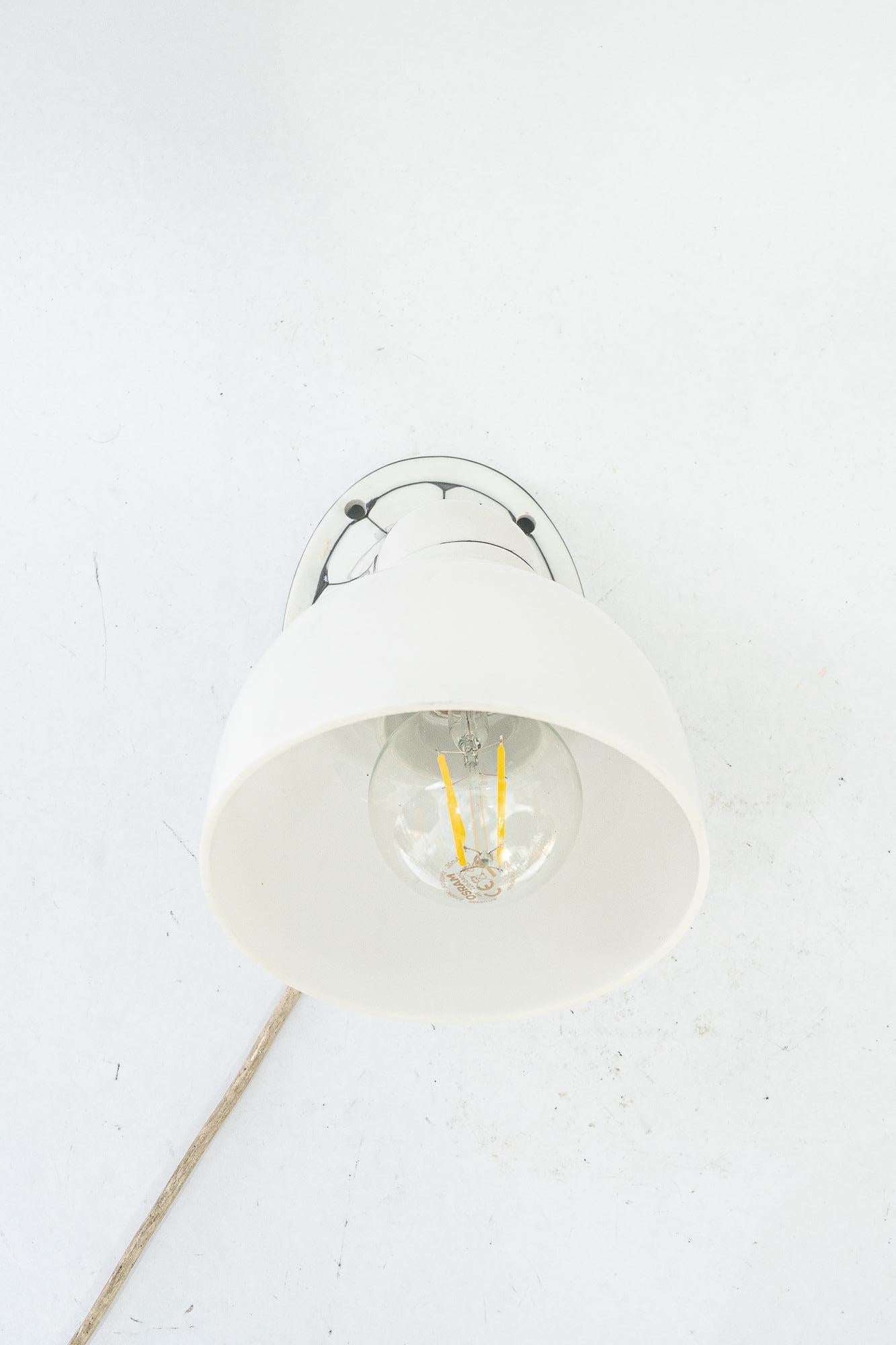 Aplique de porcelana Bauhaus  con pantalla original de cristal opalino alemania alrededor de 1920 principios del siglo XX en venta