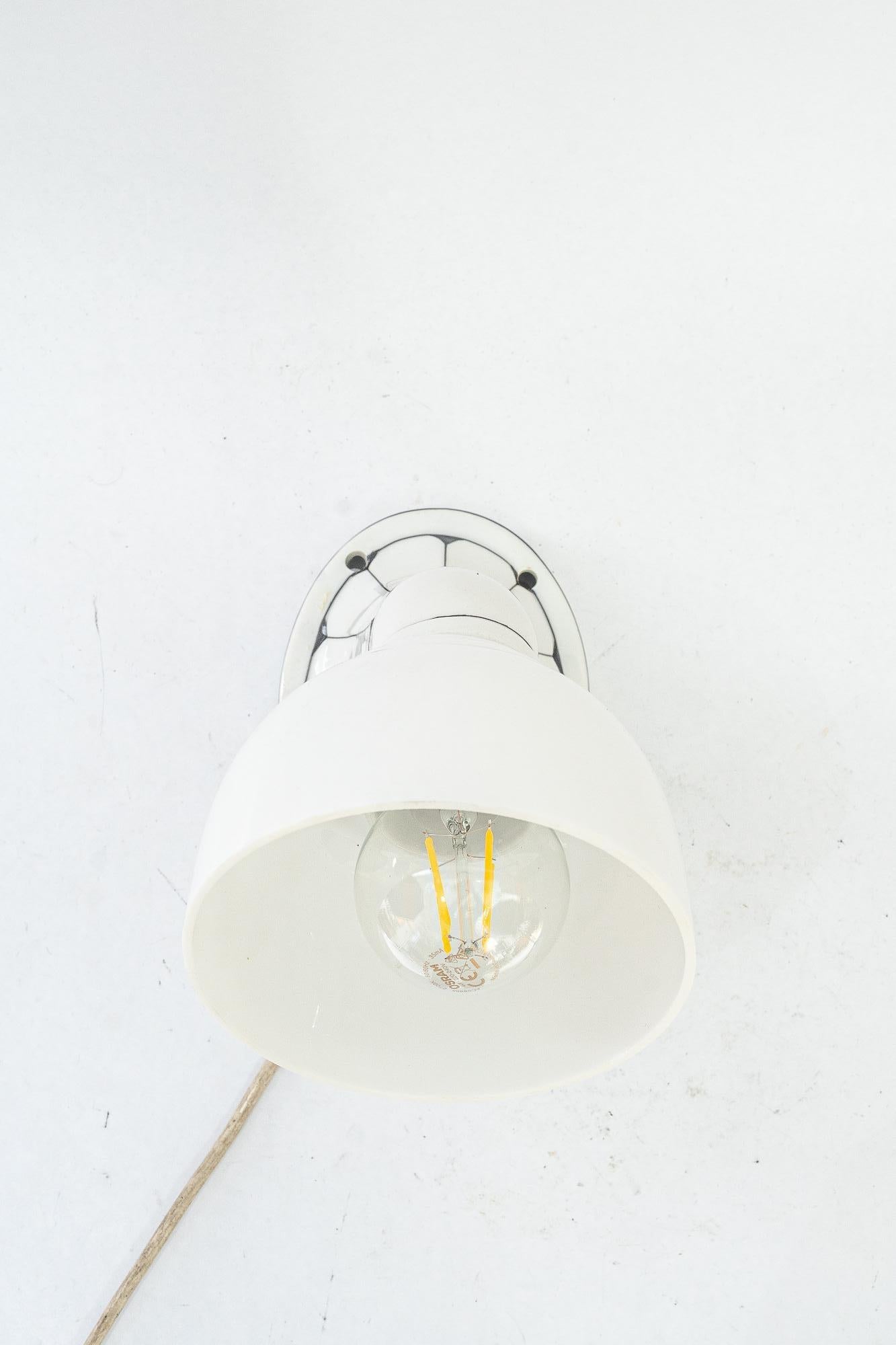 Aplique de porcelana Bauhaus  con pantalla original de cristal opalino alemania alrededor de 1920 Ópalo en venta