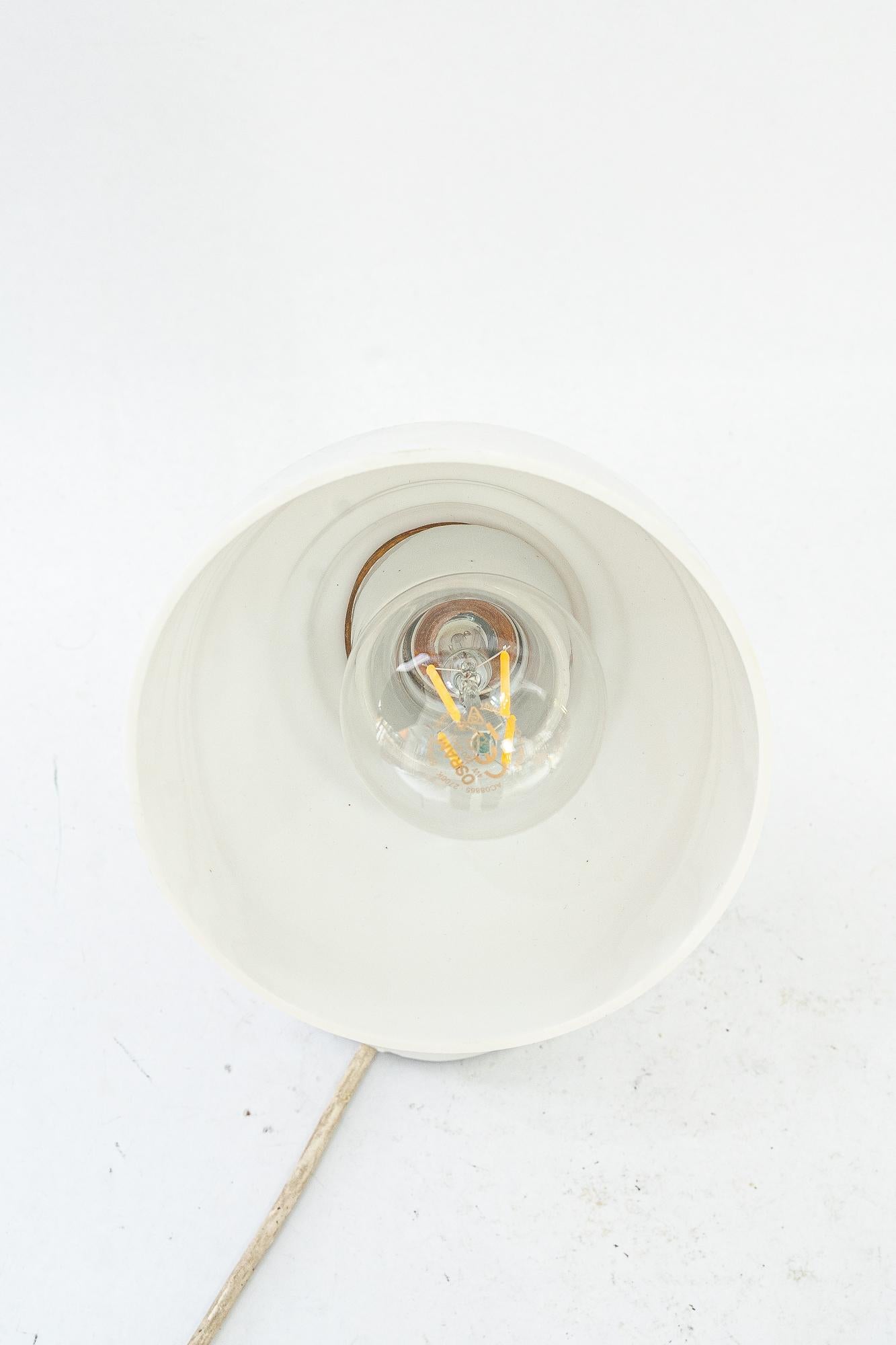 Aplique de porcelana Bauhaus  con pantalla original de cristal opalino alemania alrededor de 1920 en venta 1