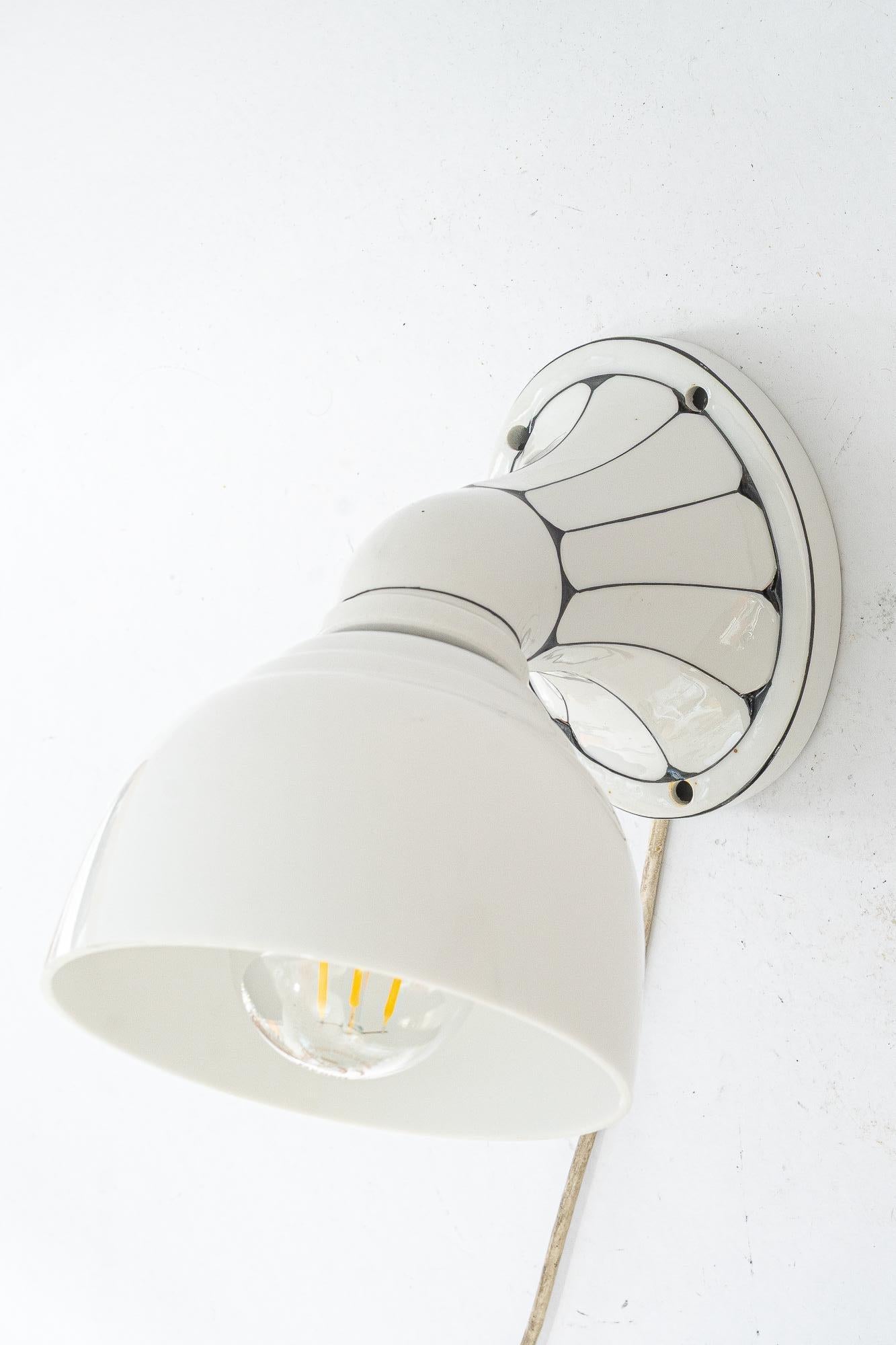 Aplique de porcelana Bauhaus  con pantalla original de cristal opalino alemania alrededor de 1920 en venta 2