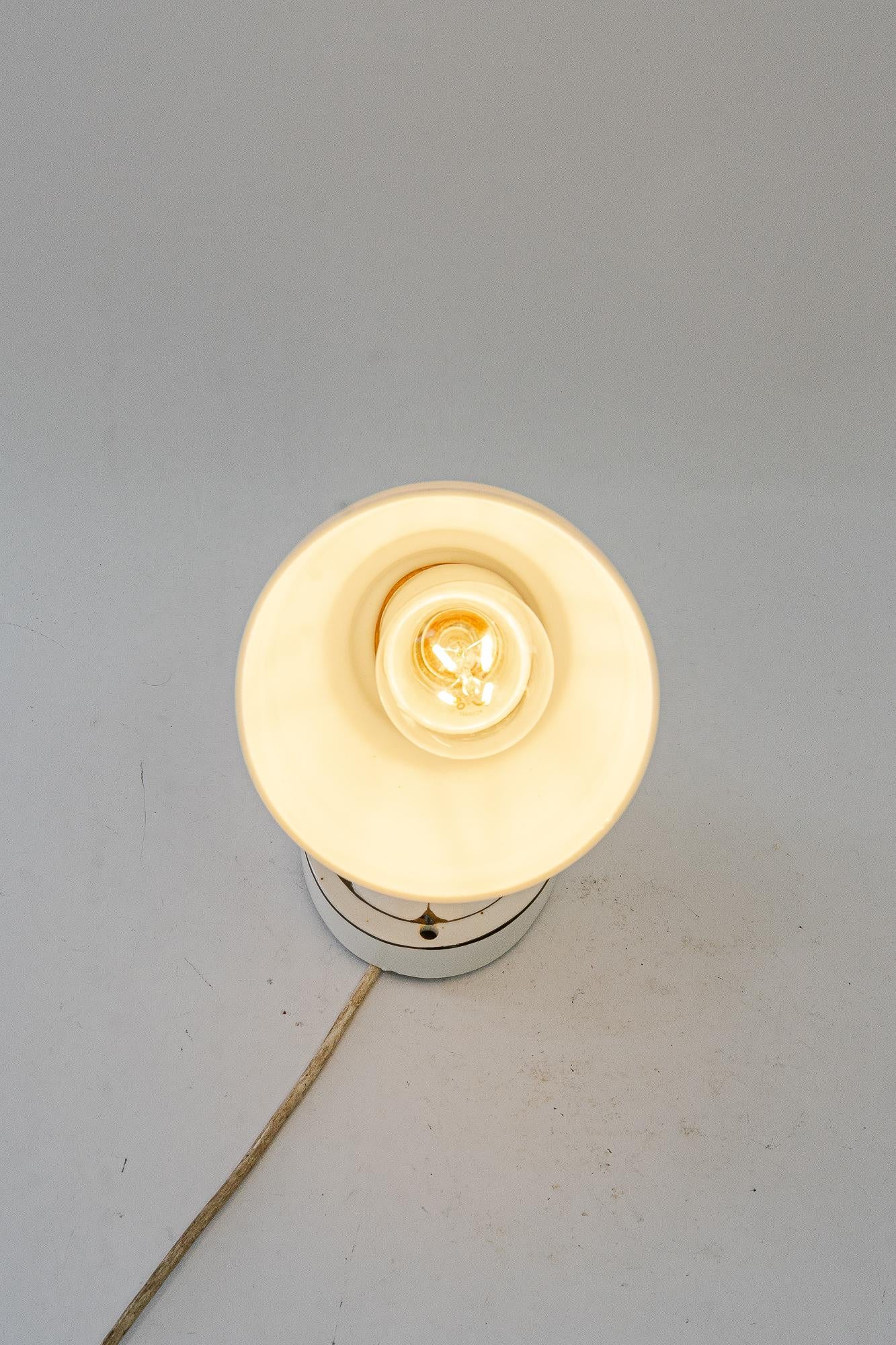 Aplique de porcelana Bauhaus  con pantalla original de cristal opalino alemania alrededor de 1920 en venta 3