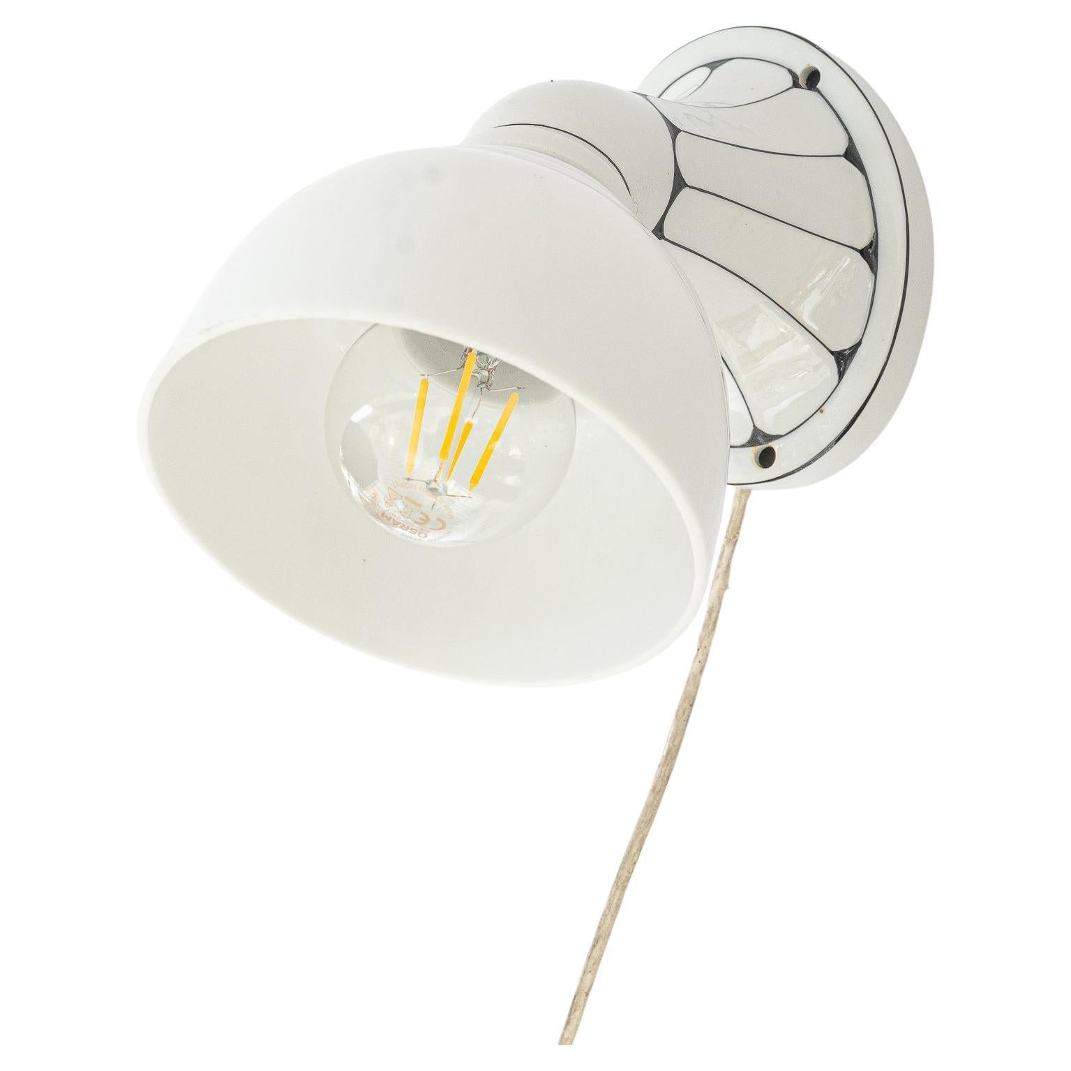 Aplique de porcelana Bauhaus  con pantalla original de cristal opalino alemania alrededor de 1920 en venta