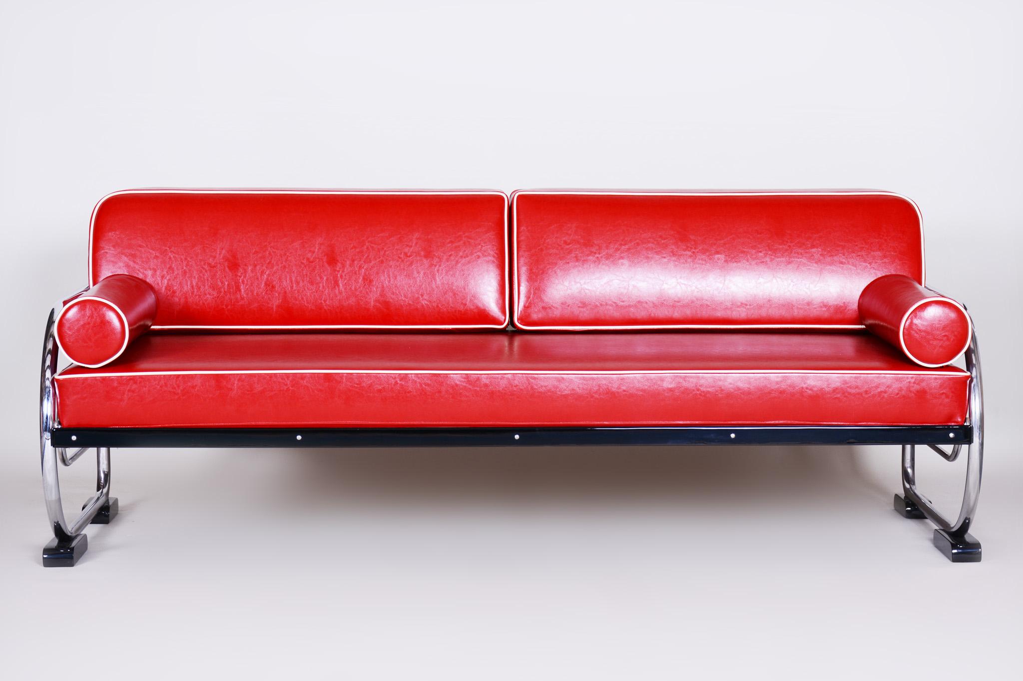 Sofa im Bauhaus-Stil mit einem Gestell aus lackiertem Holz und verchromtem Stahlrohr.
Hergestellt von Robert Slezák in den 1930er Jahren.
Das verchromte Stahlrohr ist in perfektem Originalzustand.
Gepolstert mit hochwertigem rotem Leder.
Quelle: