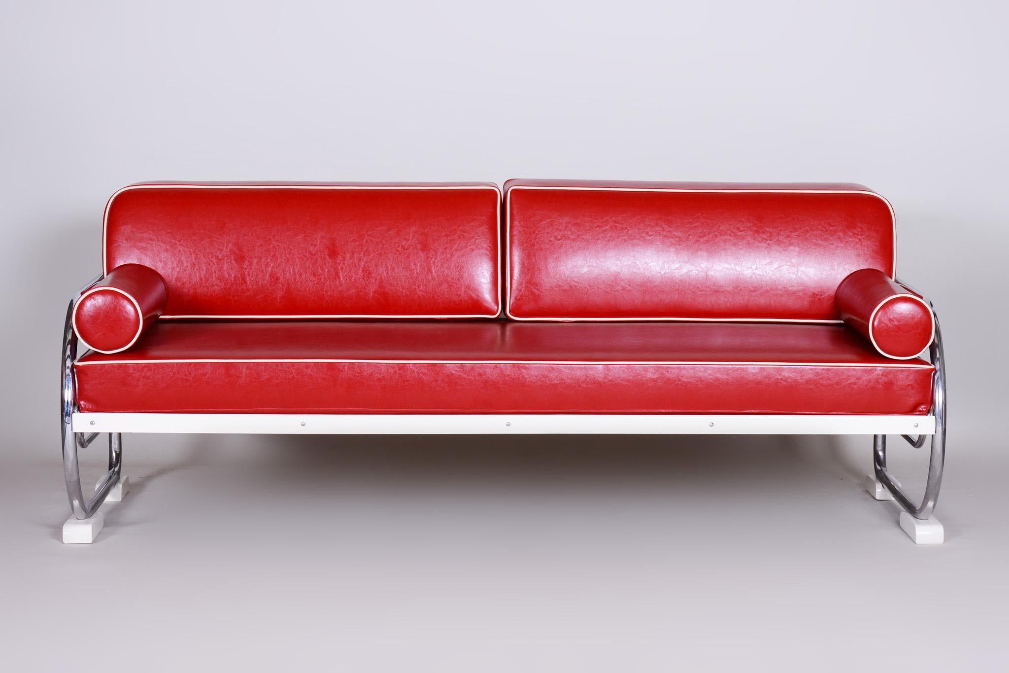 Bauhaus style sofa with a lacquered wood and chrome tubular steel frame.
Manufactured by Robert Slezák in the 1930s.
Chrome tubular steel is in perfect original condition.
Upholstered to high quality red leather.
Source: Czechoslovakia.