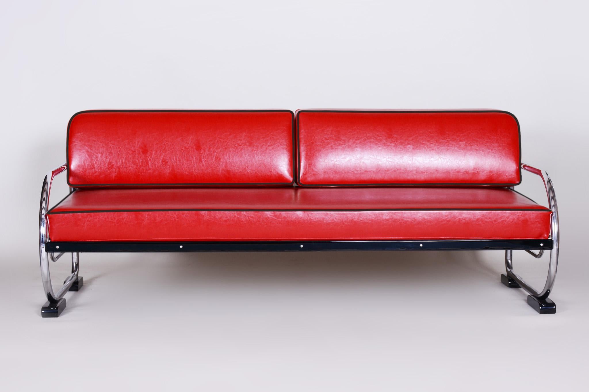 Bauhaus style sofa with a lacquered wood and chrome tubular steel frame.
Manufactured by Robert Slezák in the 1930s.
Chrome tubular steel is in perfect original condition.
Upholstered to high quality red leather.
Source: Czechia (Czechoslovakia).