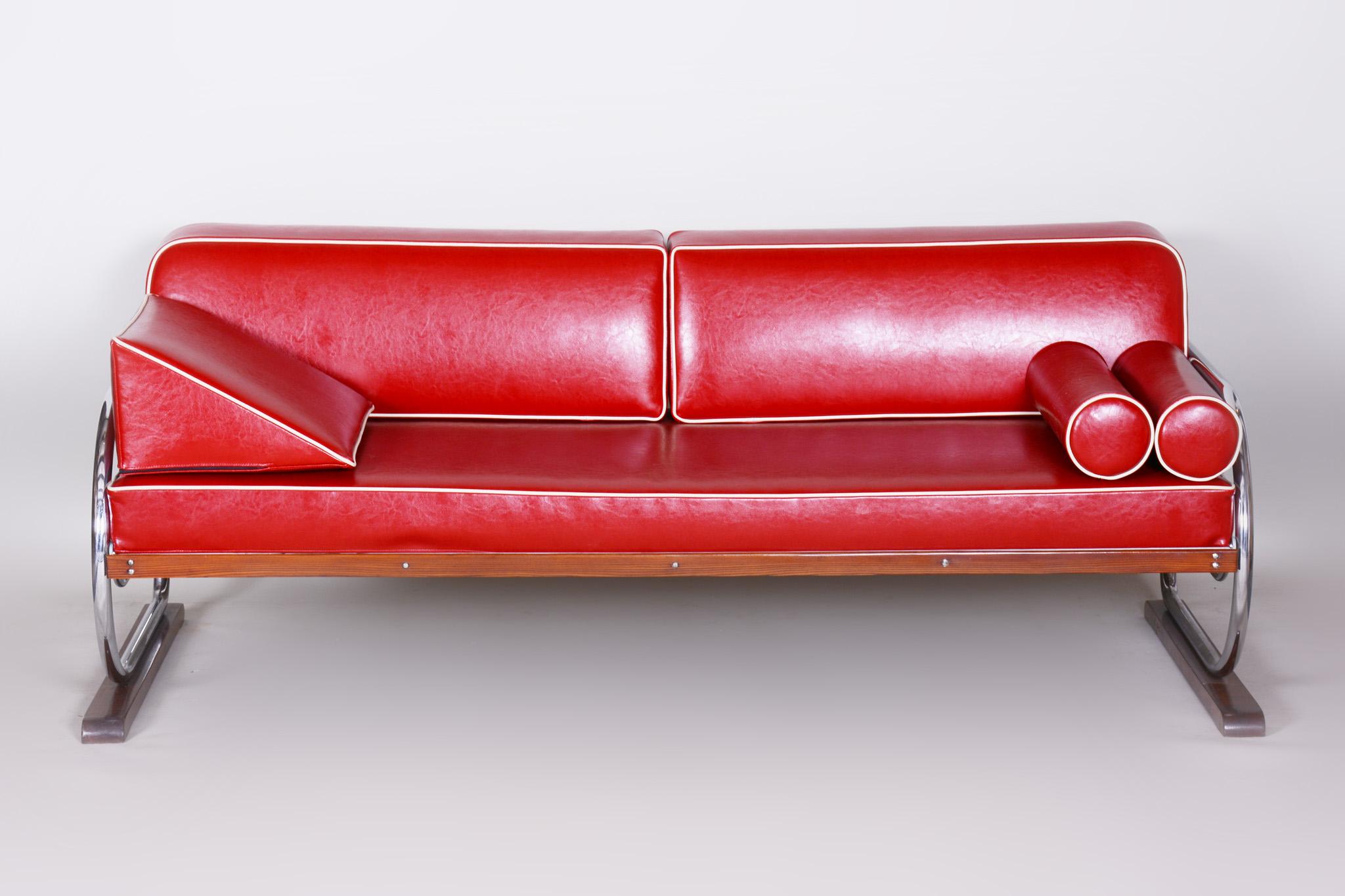 Sofa im Bauhaus-Stil mit verchromtem Stahlrohrgestell.
Hergestellt von Robert Slezák in den 1930er Jahren.
Das verchromte Stahlrohr ist in perfektem Originalzustand.
Gepolstert mit hochwertigem rotem Leder.
Quelle: Tschechoslowakei.
