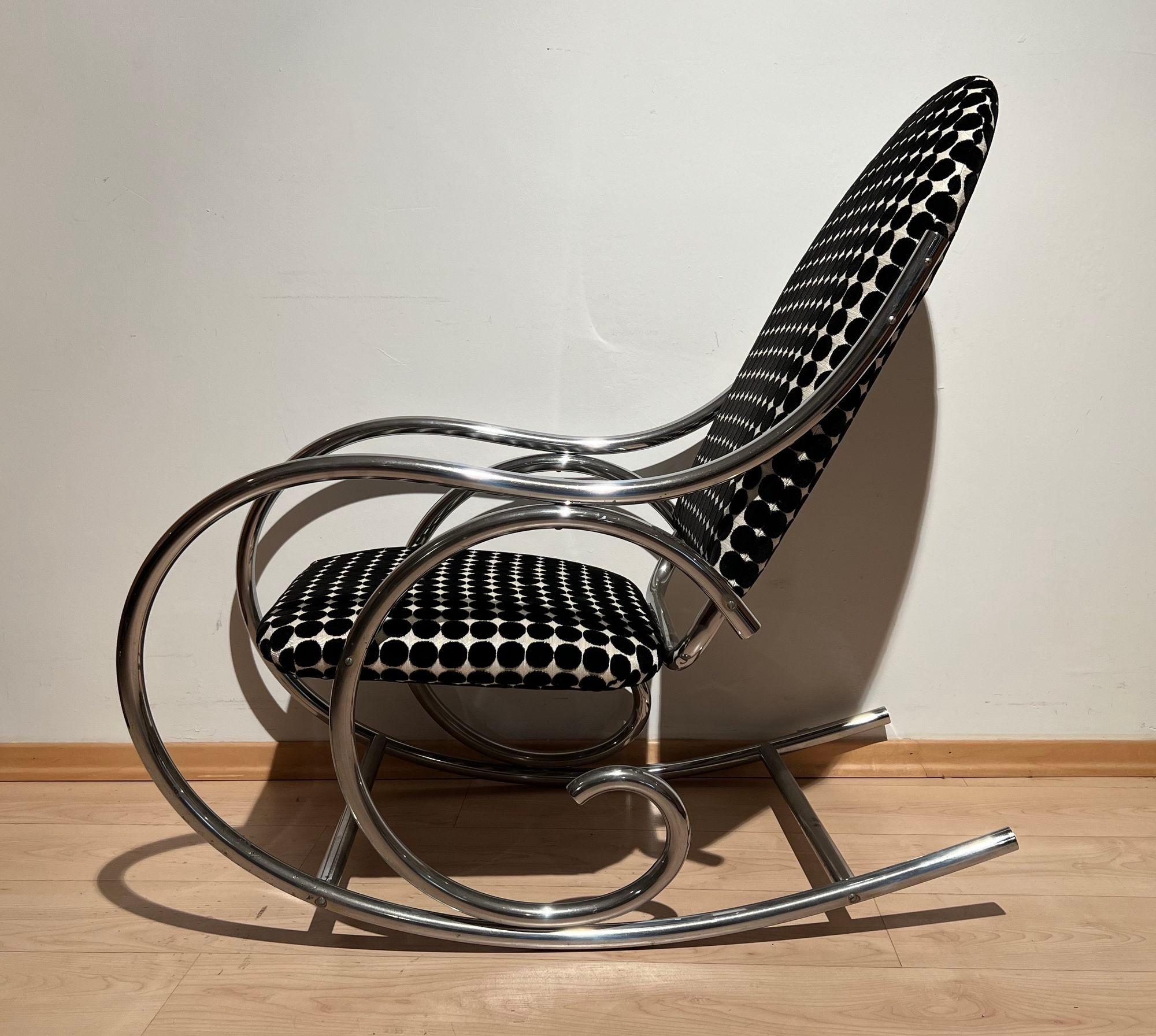 Original, rare fauteuil à bascule Bauhaus d'Allemagne circa 1920/30s.
Tubes d'acier épais cintrés chromés avec galvanisation d'origine, bien réservés et polis. L'assise et le dossier sont recouverts d'un tissu à pois noirs et blancs de la marque