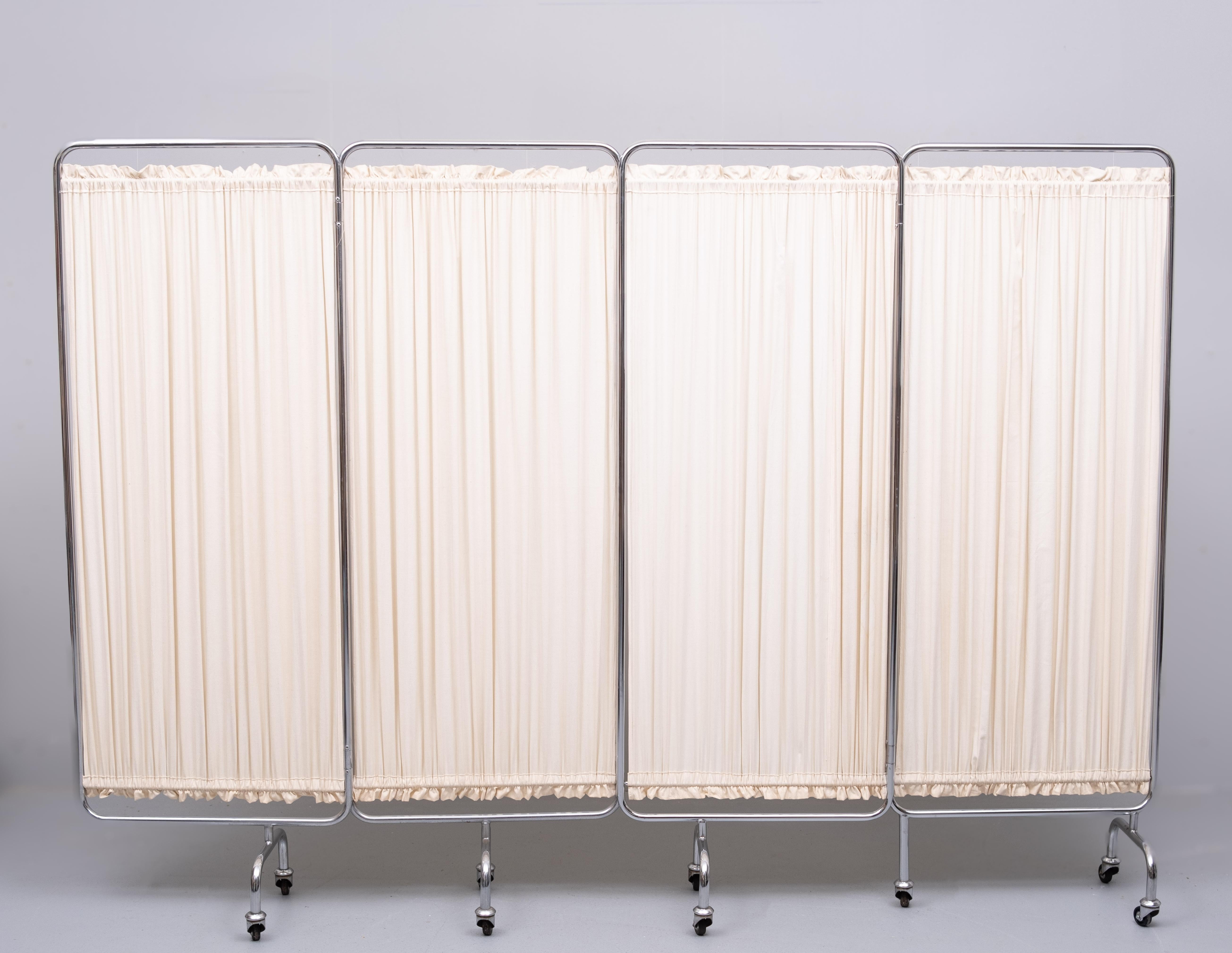Muy bonito vintage  separador de ambientes o biombo de privacidad . Se trata de un original Profesional  Biombo de hospital de los años 40 ,sobre ruedas . 4 piezas, funciona perfectamente.   