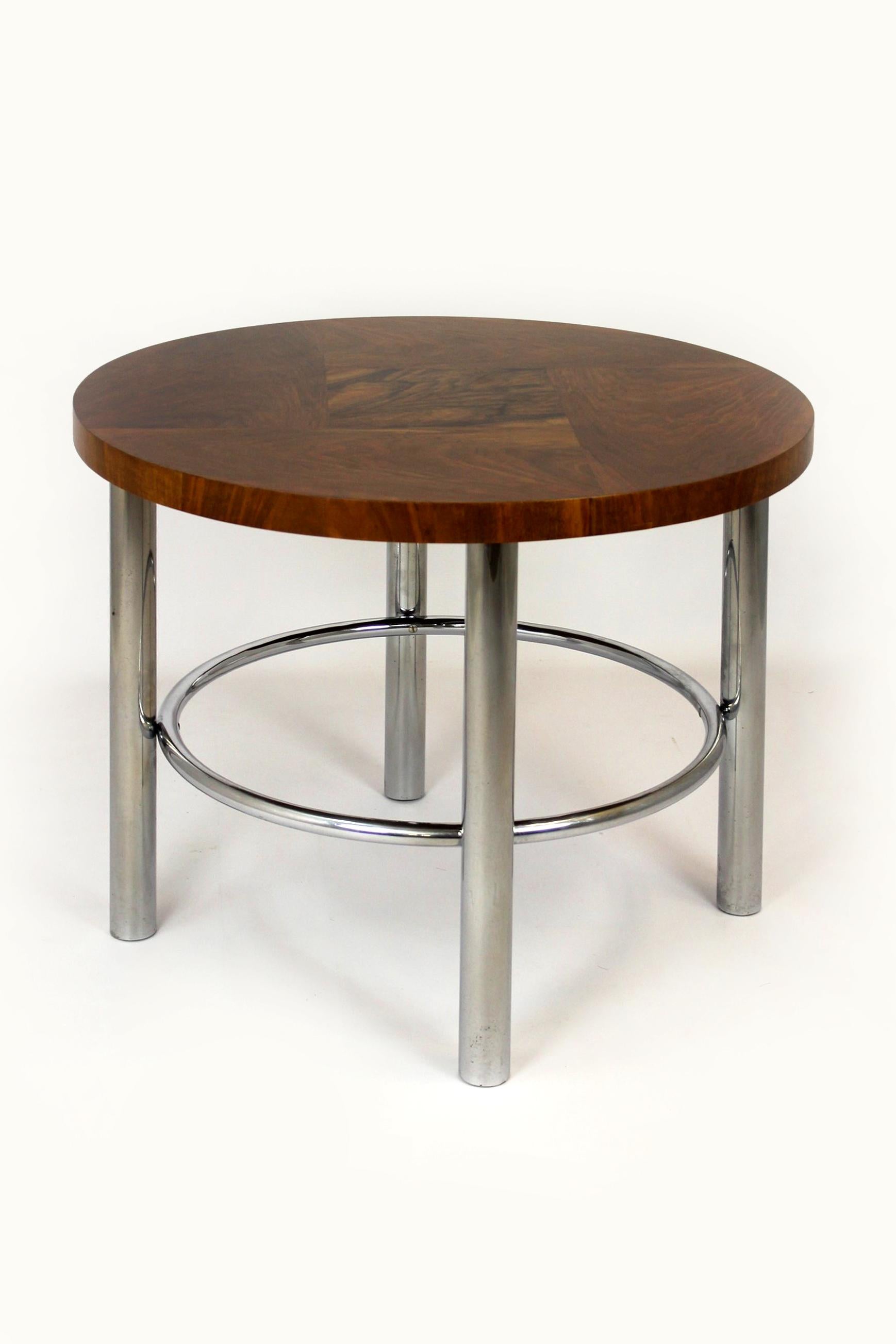 Runder Bauhaus-Tisch aus Nussbaumholz von Robert Slezak, 1930er Jahre im Angebot 5