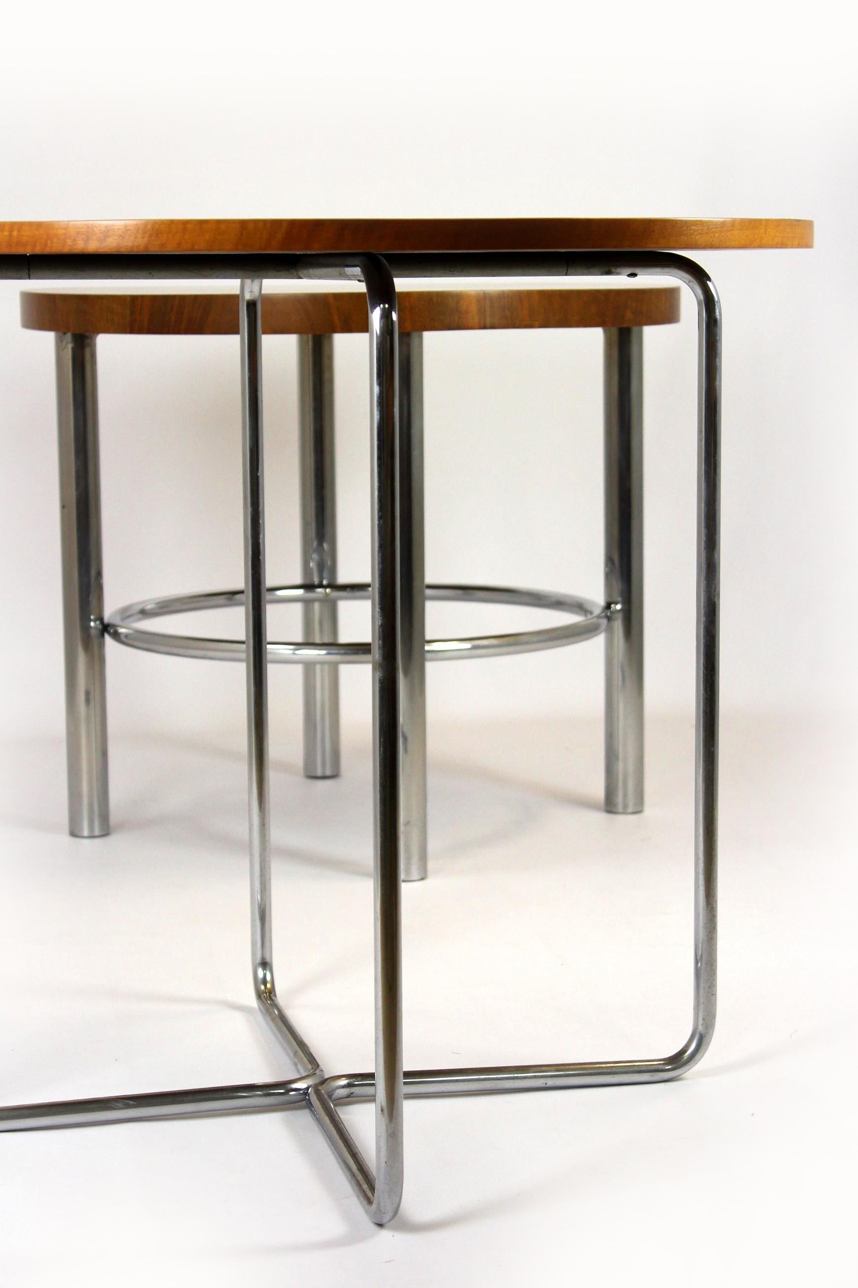 Bauhaus Round Table in Walnut by Robert Slezak, 1930s For Sale 11