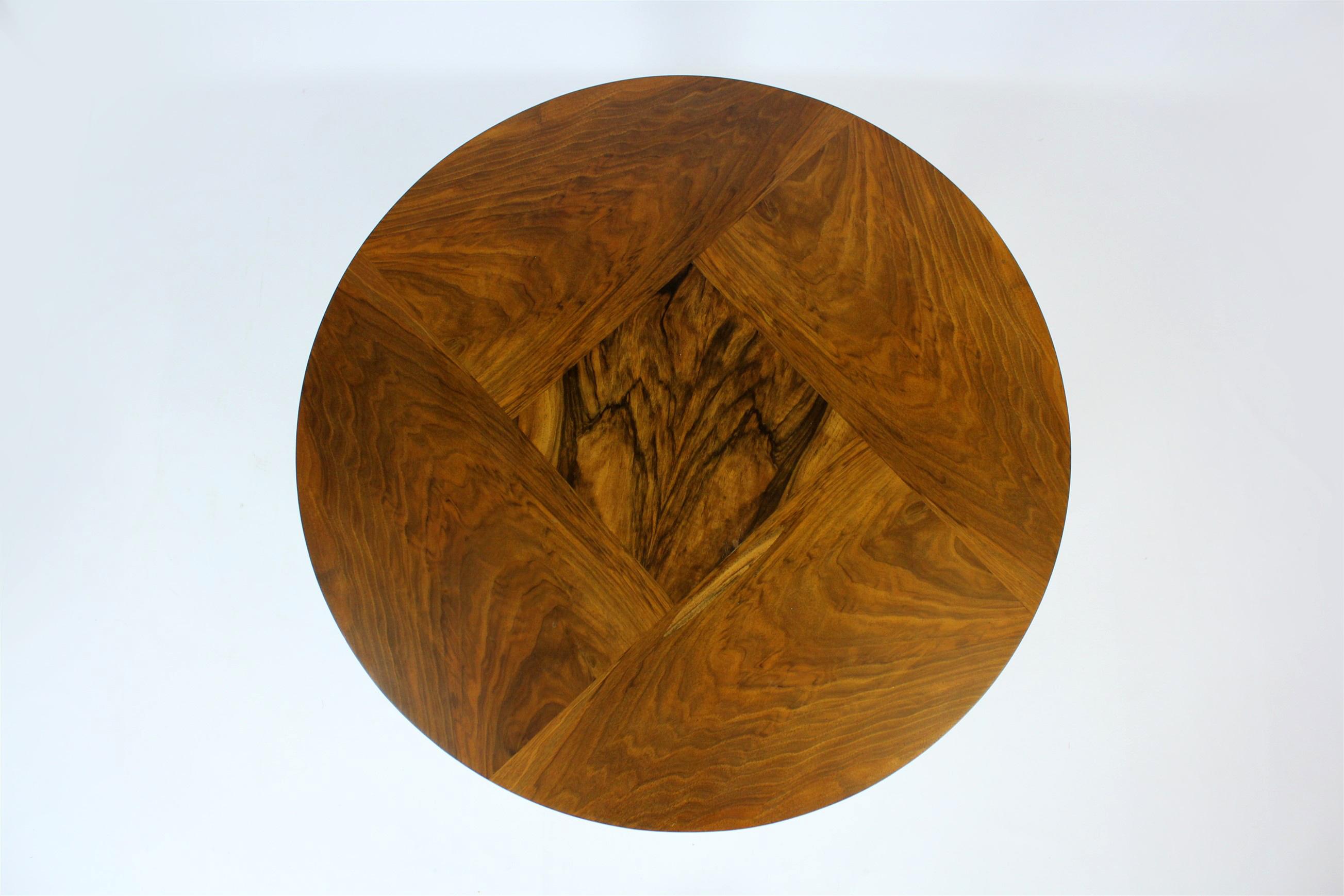 Dieser runde Tisch im Bauhaus-Stil wurde von Robert Slezak entworfen und in den 1930er Jahren hergestellt. Die Platte aus Nussbaumholz wurde restauriert und satiniert lackiert. Der verchromte Rahmen ist in seinem Originalzustand erhalten.
