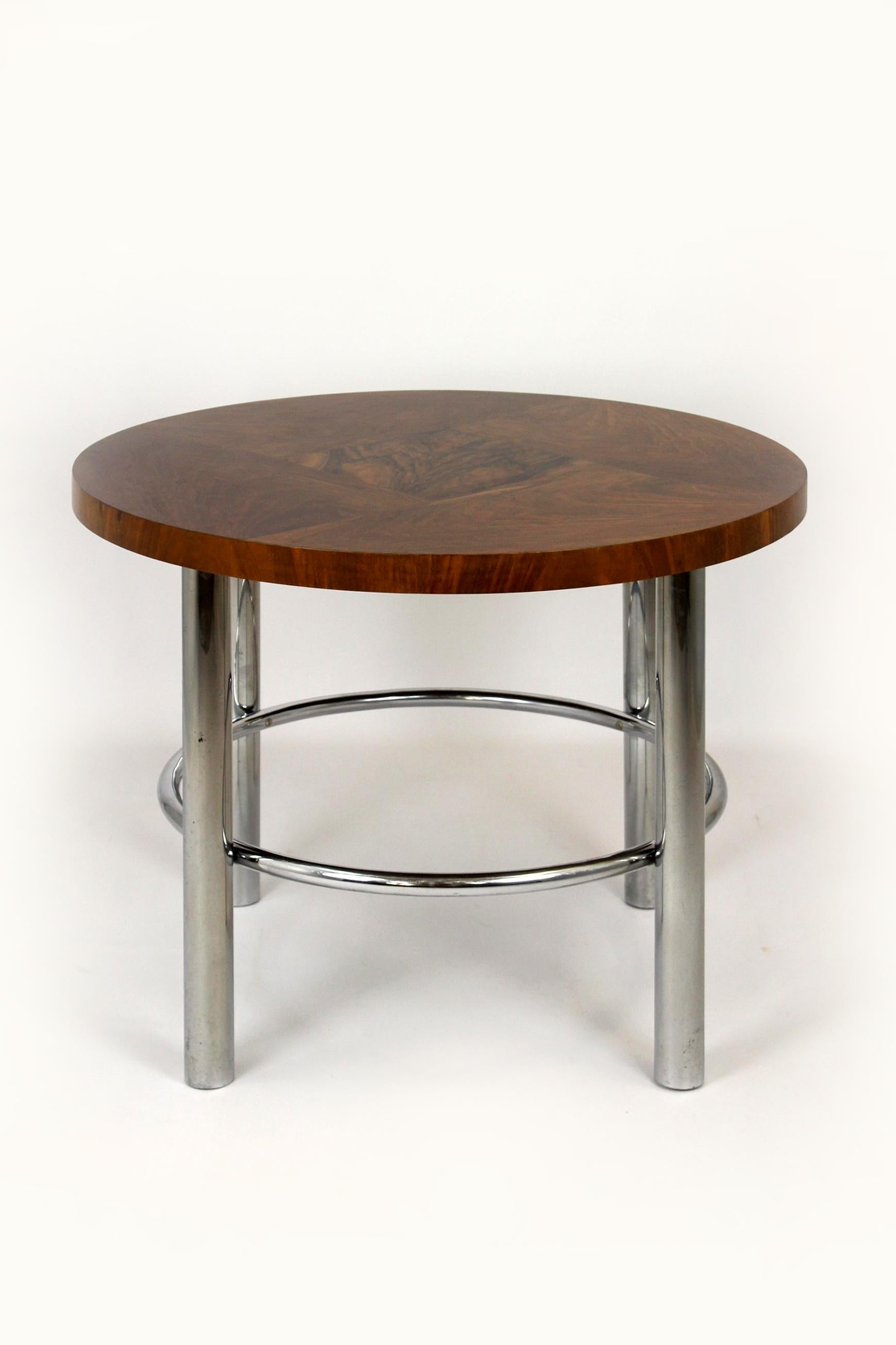 Runder Bauhaus-Tisch aus Nussbaumholz von Robert Slezak, 1930er Jahre im Angebot 2