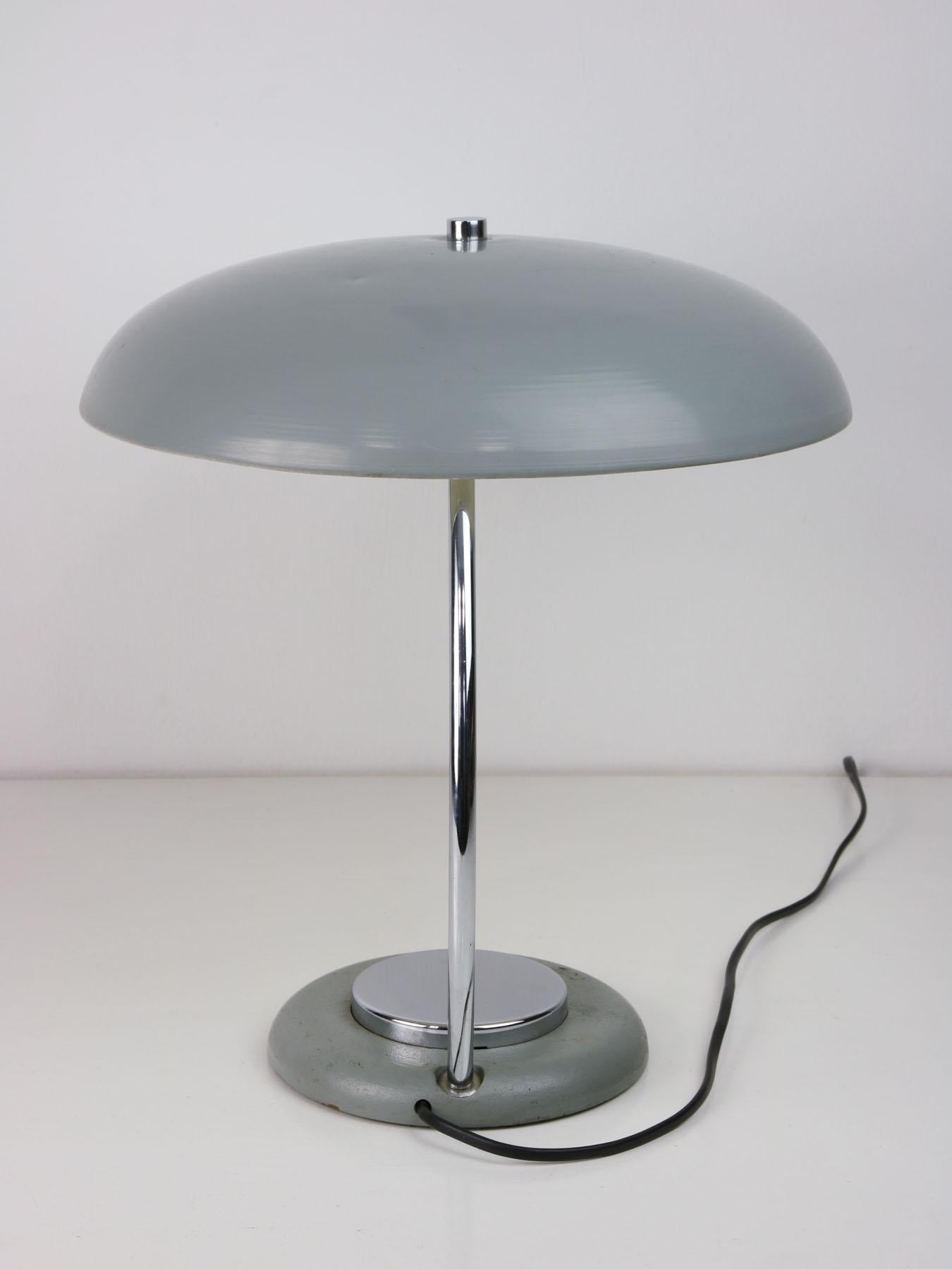 Bauhaus Untertasse Tischlampe mit großem Knopf im Angebot 7
