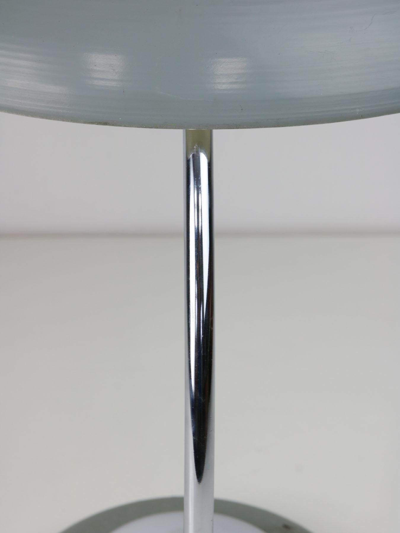Bauhaus Untertasse Tischlampe mit großem Knopf im Angebot 8
