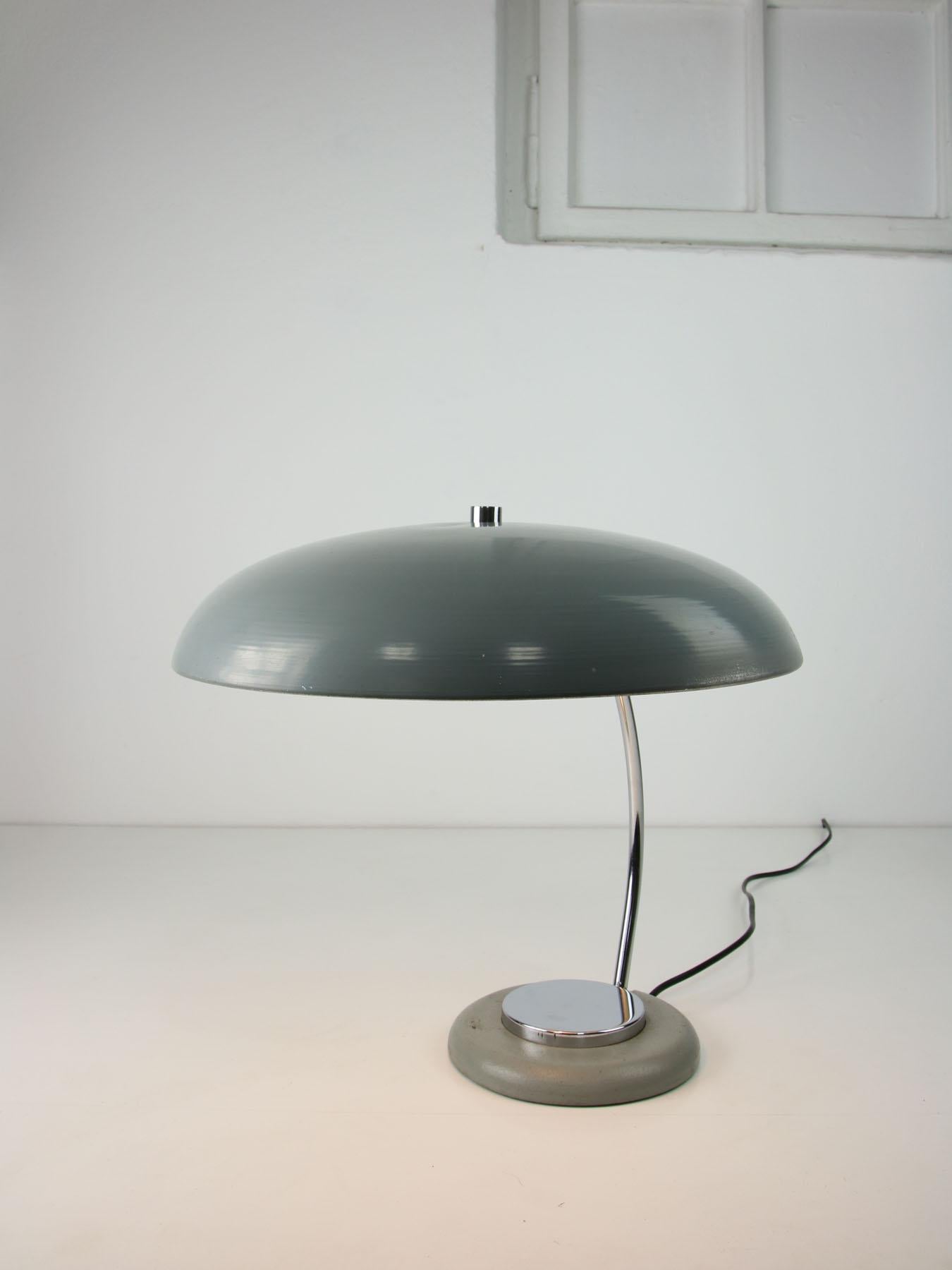 Bauhaus Saucer Table Lamp with Big Button For Sale 7