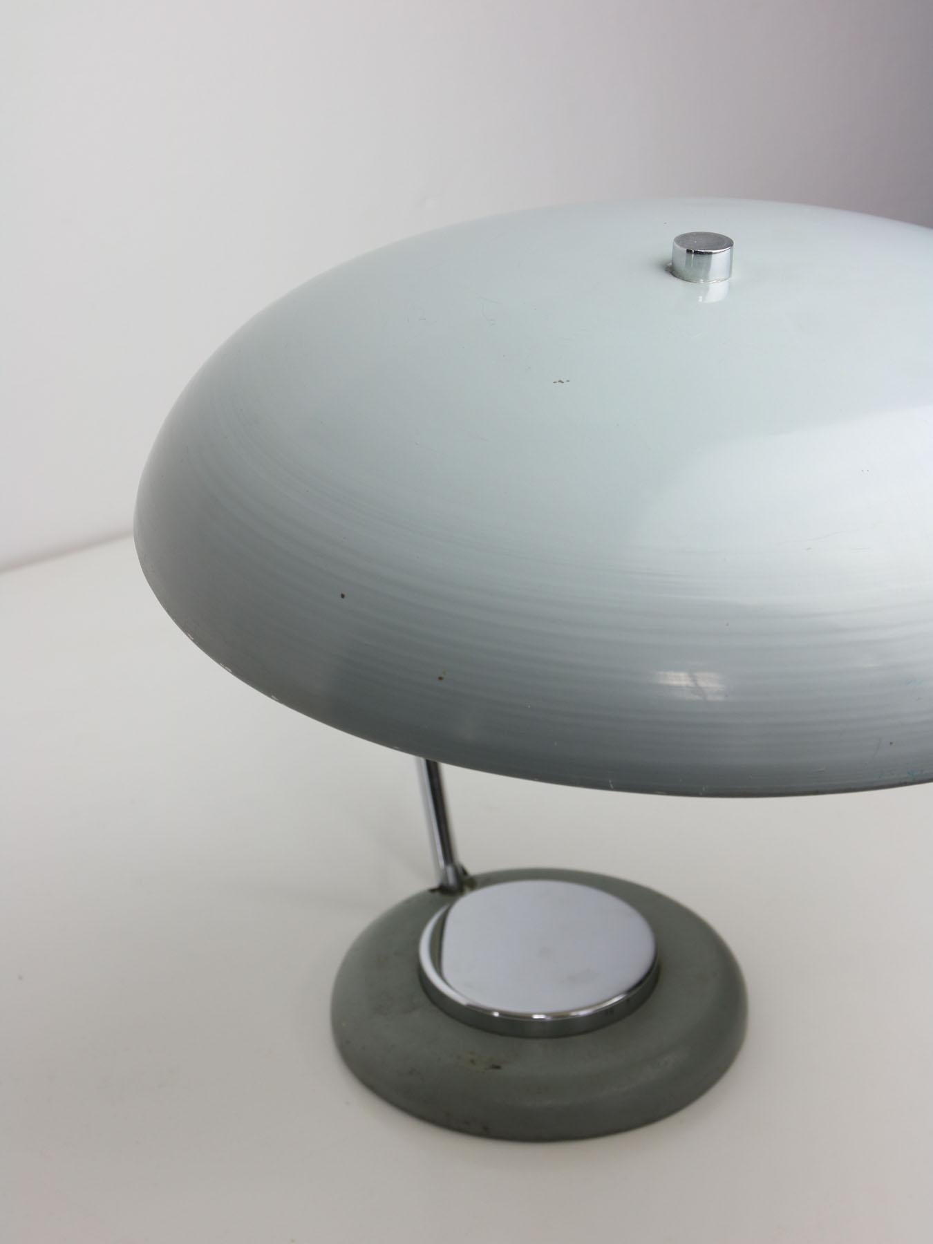 Bauhaus Untertasse Tischlampe mit großem Knopf im Angebot 11