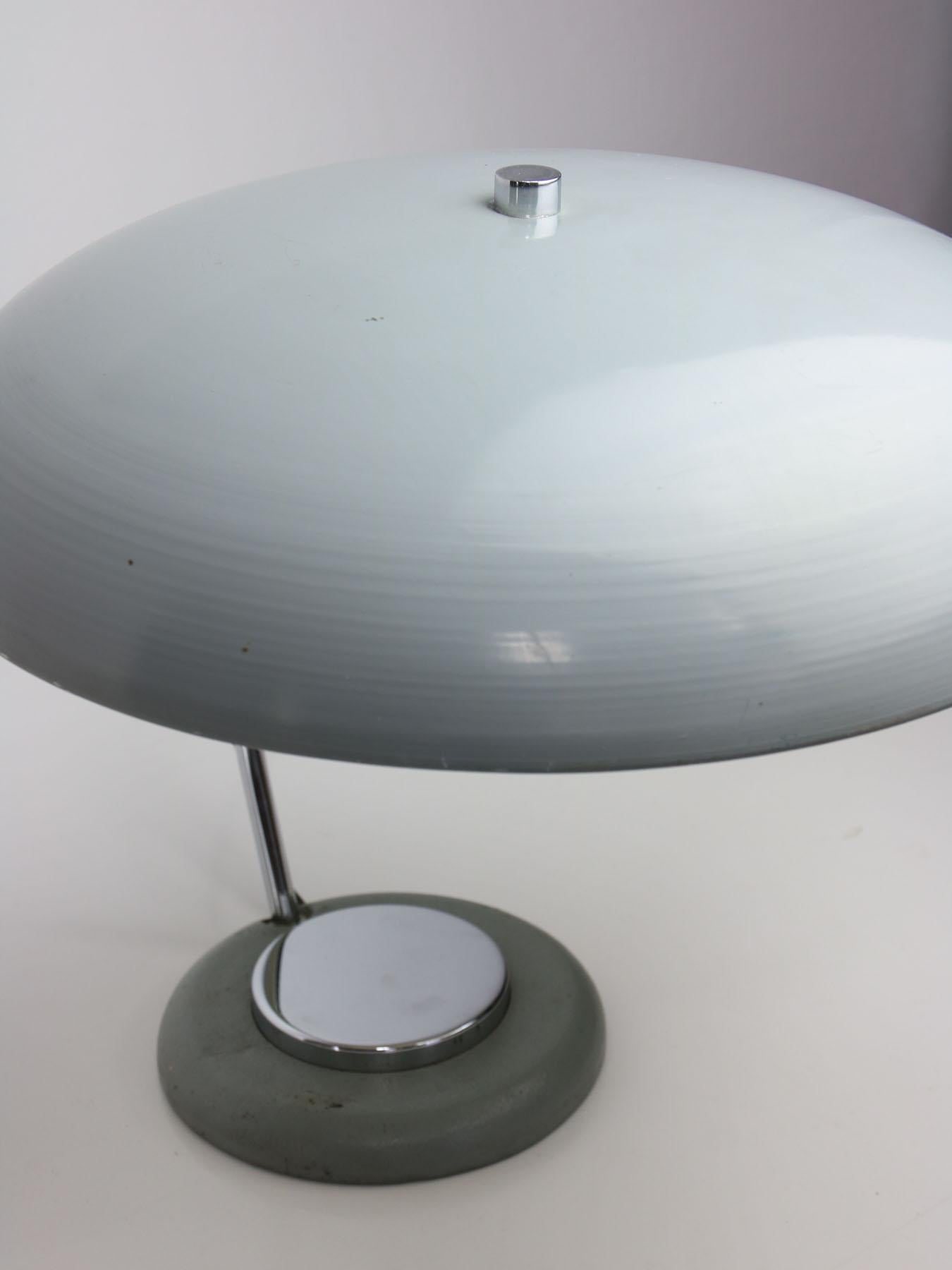 Lampe de table Bauhaus avec grand bouton Bon état - En vente à Ljubljana, SI