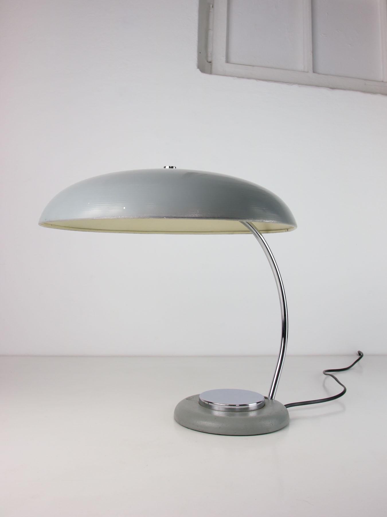 Bauhaus Untertasse Tischlampe mit großem Knopf (Frühes 20. Jahrhundert) im Angebot
