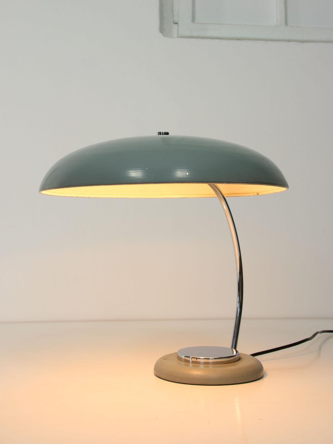 Métal Lampe de table Bauhaus avec grand bouton en vente