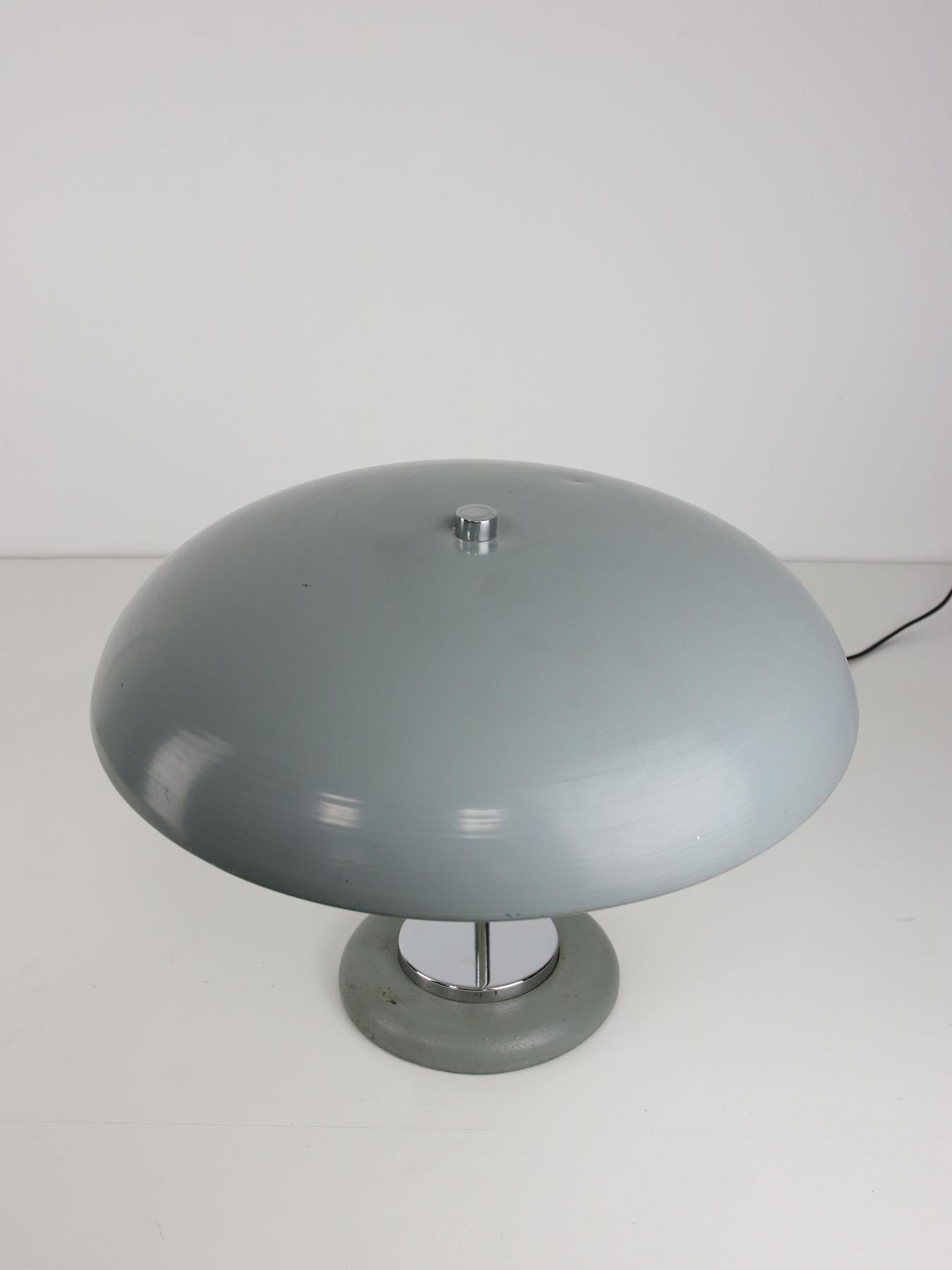 Bauhaus Untertasse Tischlampe mit großem Knopf im Angebot 4