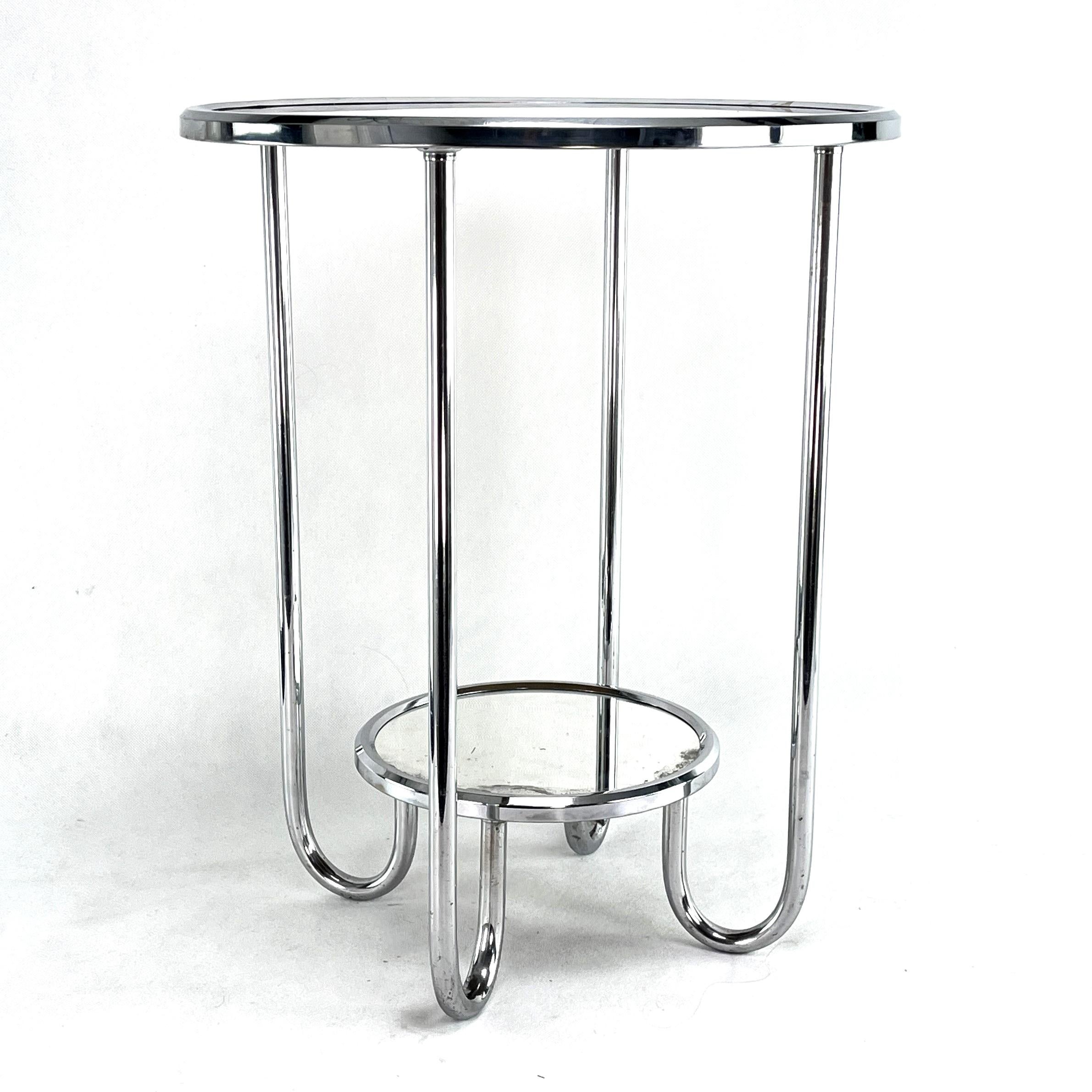 Bauhaus side table - 1930s.

This beautiful side table has two levels and is from the 1930s. The table is in the Streamline Modern style. This style emphasised curvy streamlined shapes. The loop table still captivates with its beautiful straight
