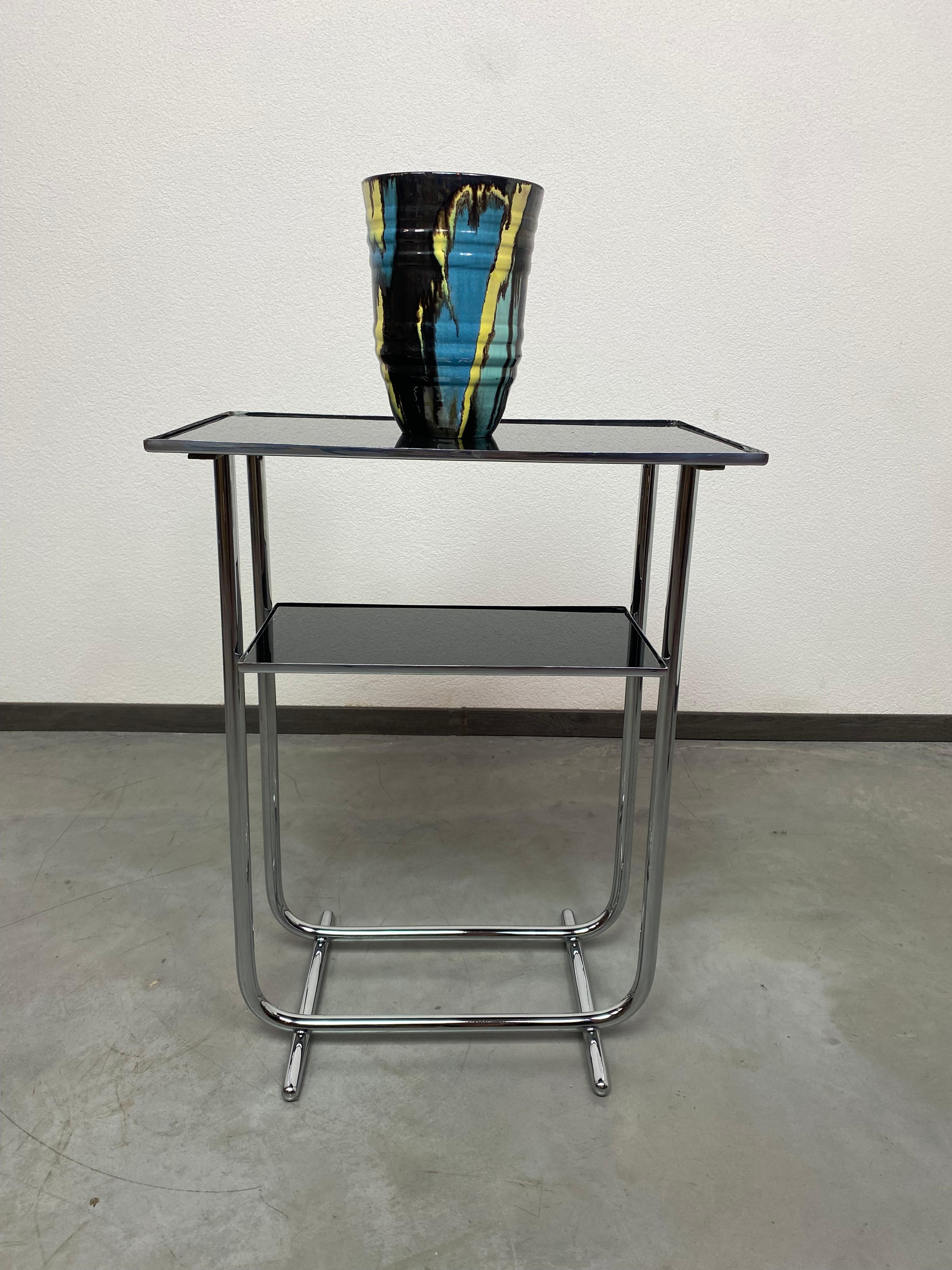 Italian Bauhaus side table with black glass top For Sale