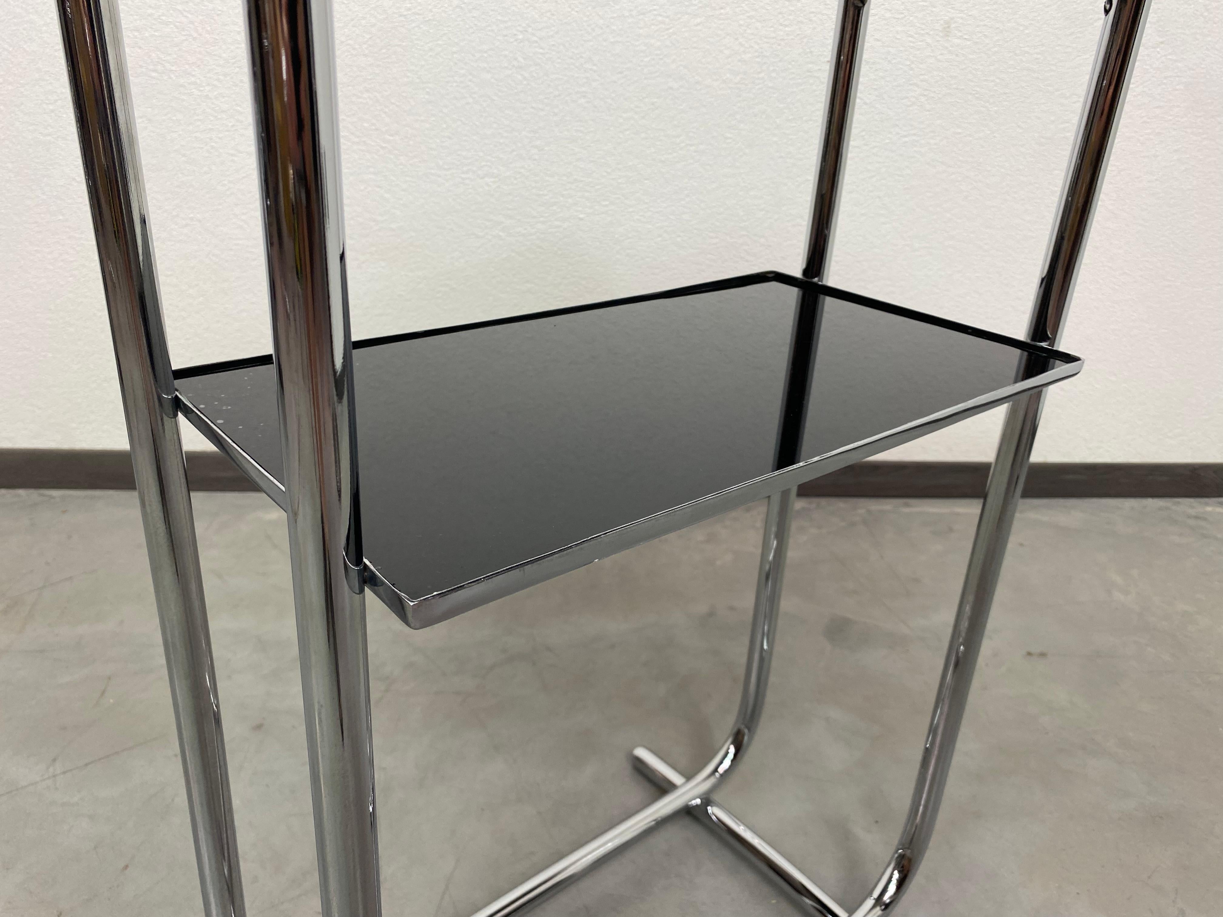 Bauhaus side table with black glass top For Sale 1