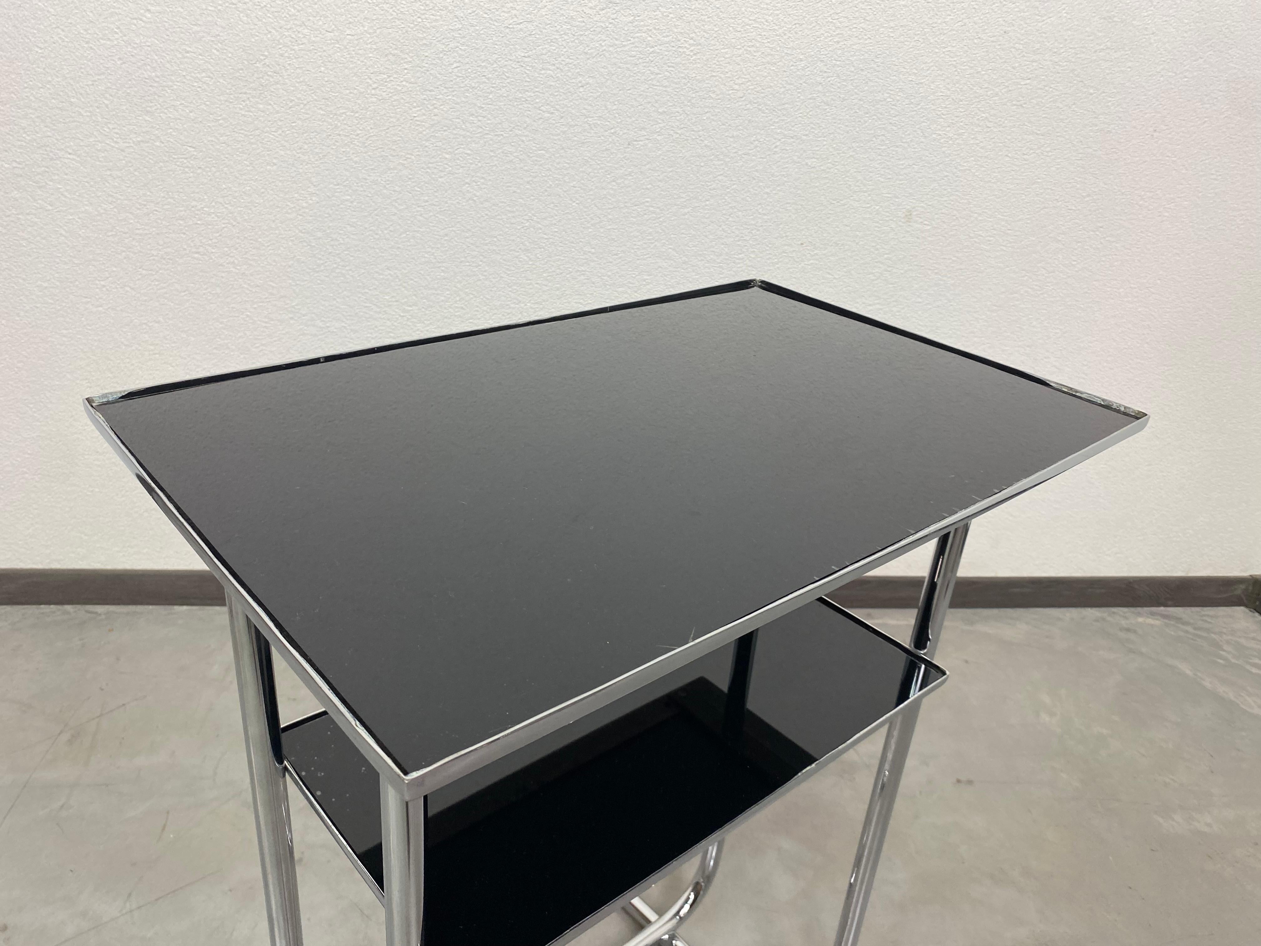 Bauhaus side table with black glass top For Sale 2