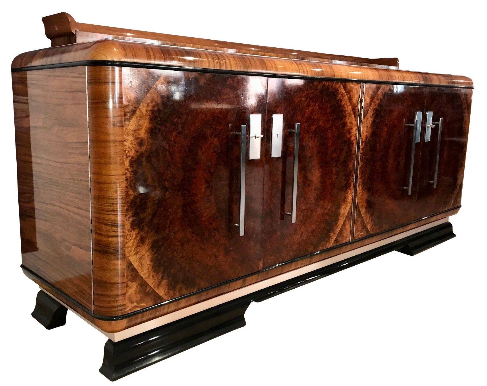 Gran Aparador, Credenza o Buffet Bauhaus / Art Decó de Alemania, alrededor de 1930.
Cuatro puertas con precioso chapado de nogal burl redondo a juego con el libro. En los laterales y los bordes curvos, está hecho con madera de nogal de líneas rectas