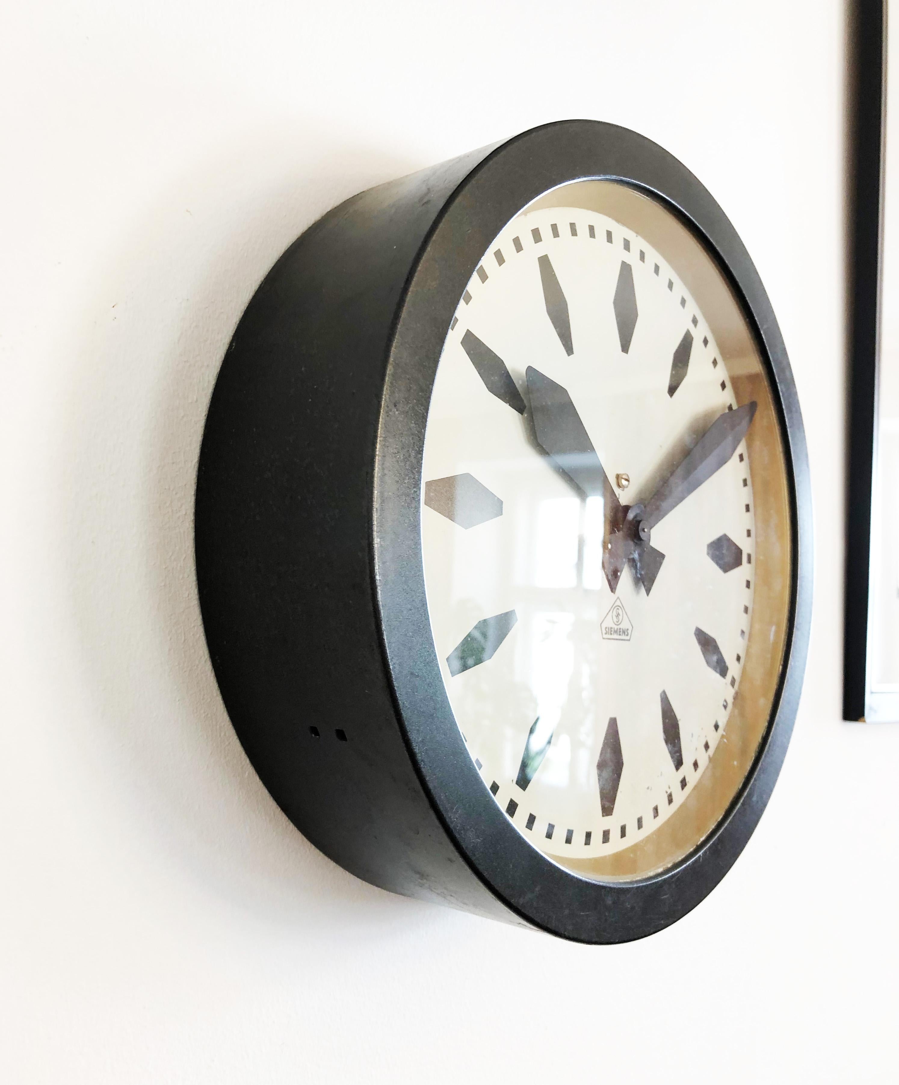 Bauhaus Siemens Industrial, Station or Factory Wall Clock In Good Condition In Vienna, AT