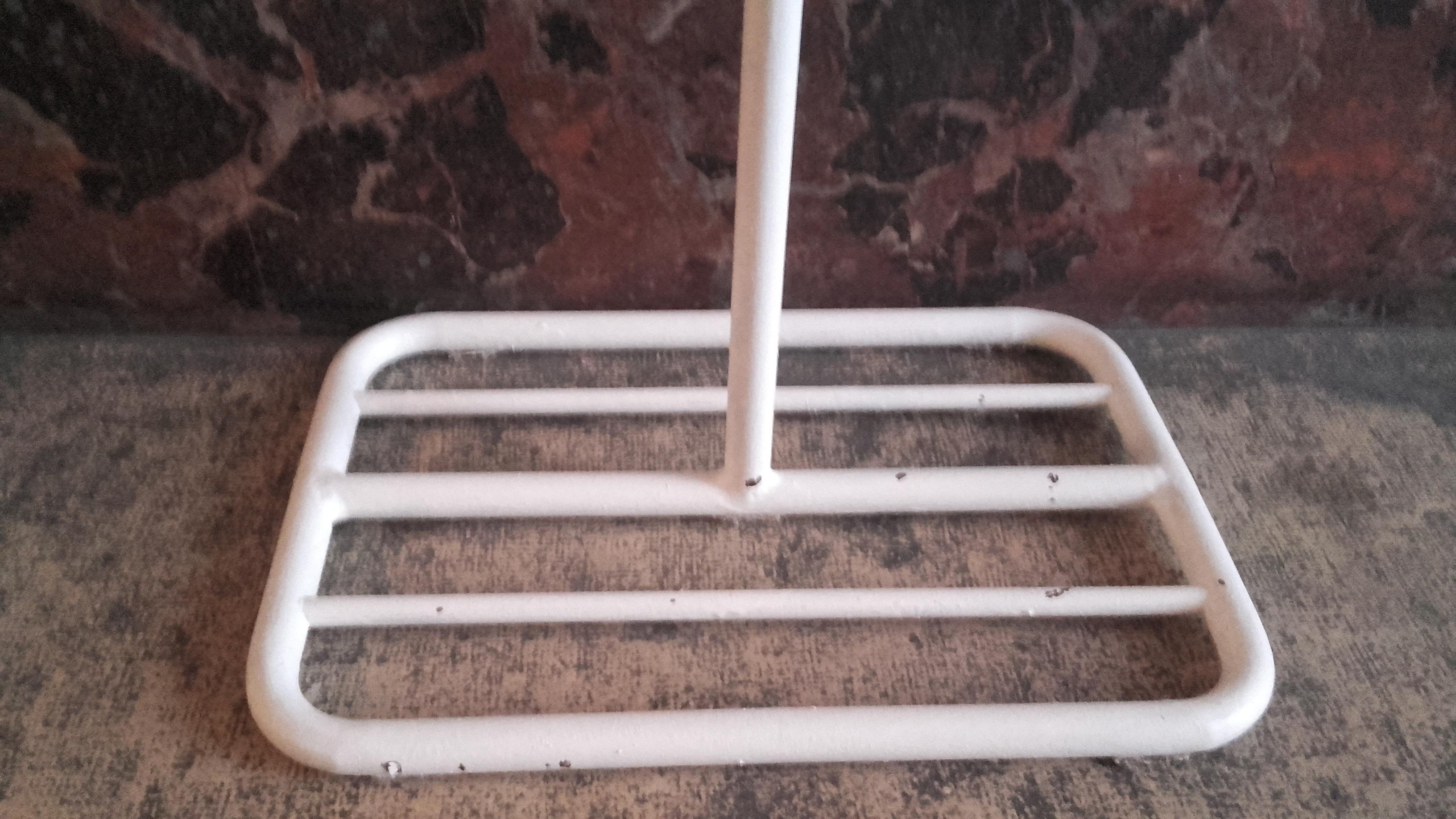 Servo silenzioso Bauhaus in tubo d'acciaio bianco, Germania 1930
Questo portavalori vintage è un pezzo di design senza tempo degli anni '30 in stile Bauhaus. Realizzato in robusto acciaio tubolare bianco, combina funzionalità ed estetica in modo